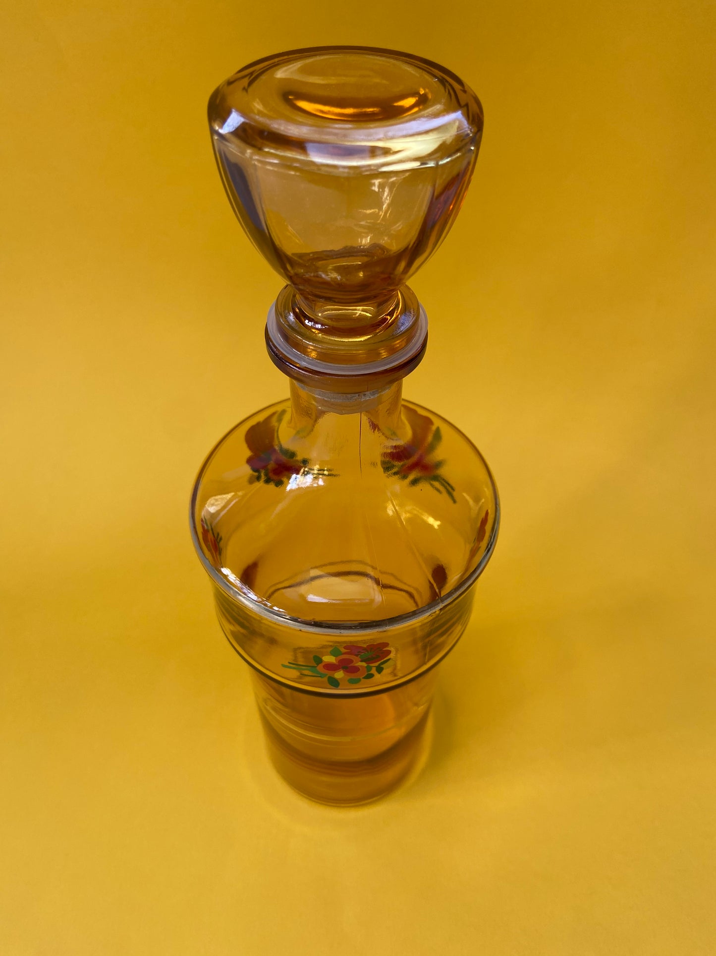 Carafe vintage ambrée motif fleurs