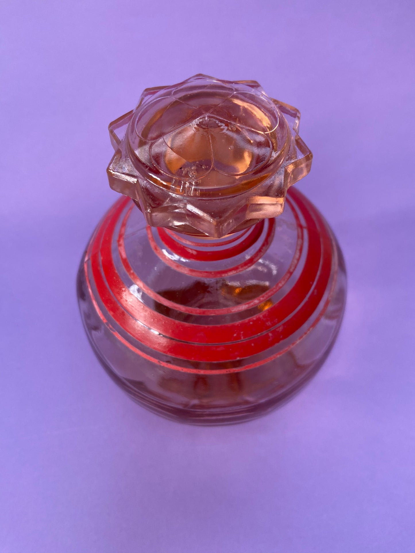 Petite Carafe en verre rose motif lignes rouges