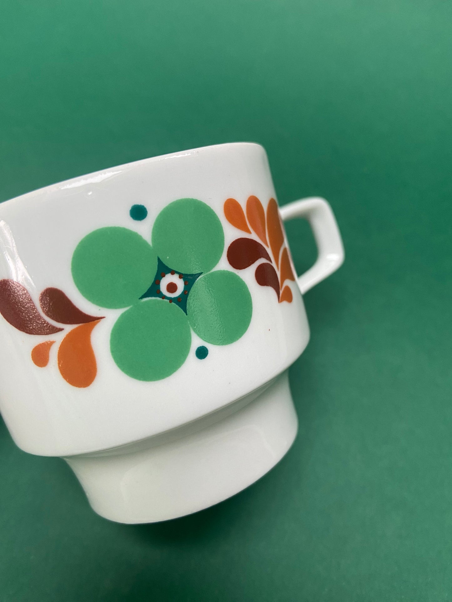 4 tasses motif seventies