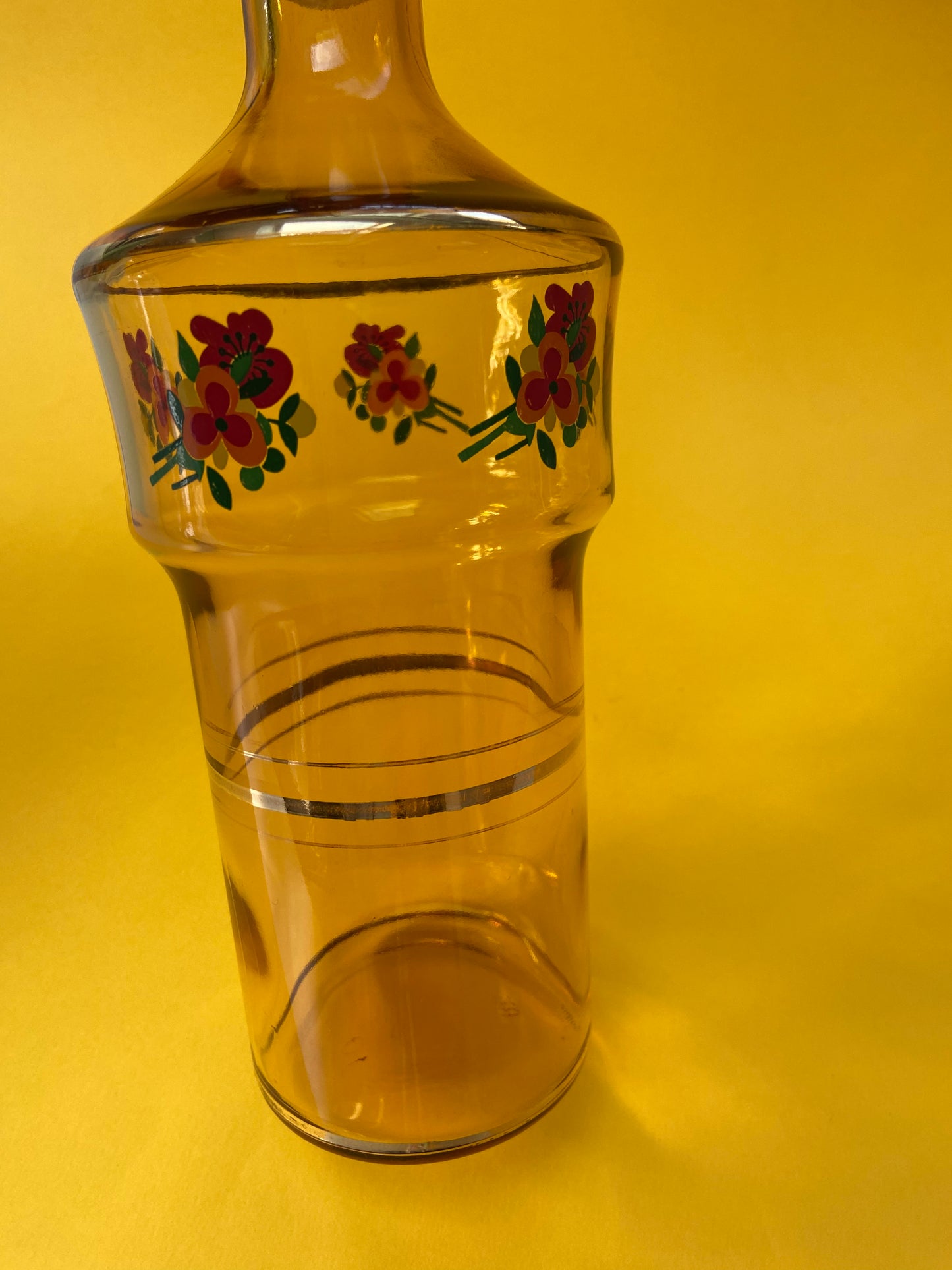 Carafe vintage ambrée motif fleurs