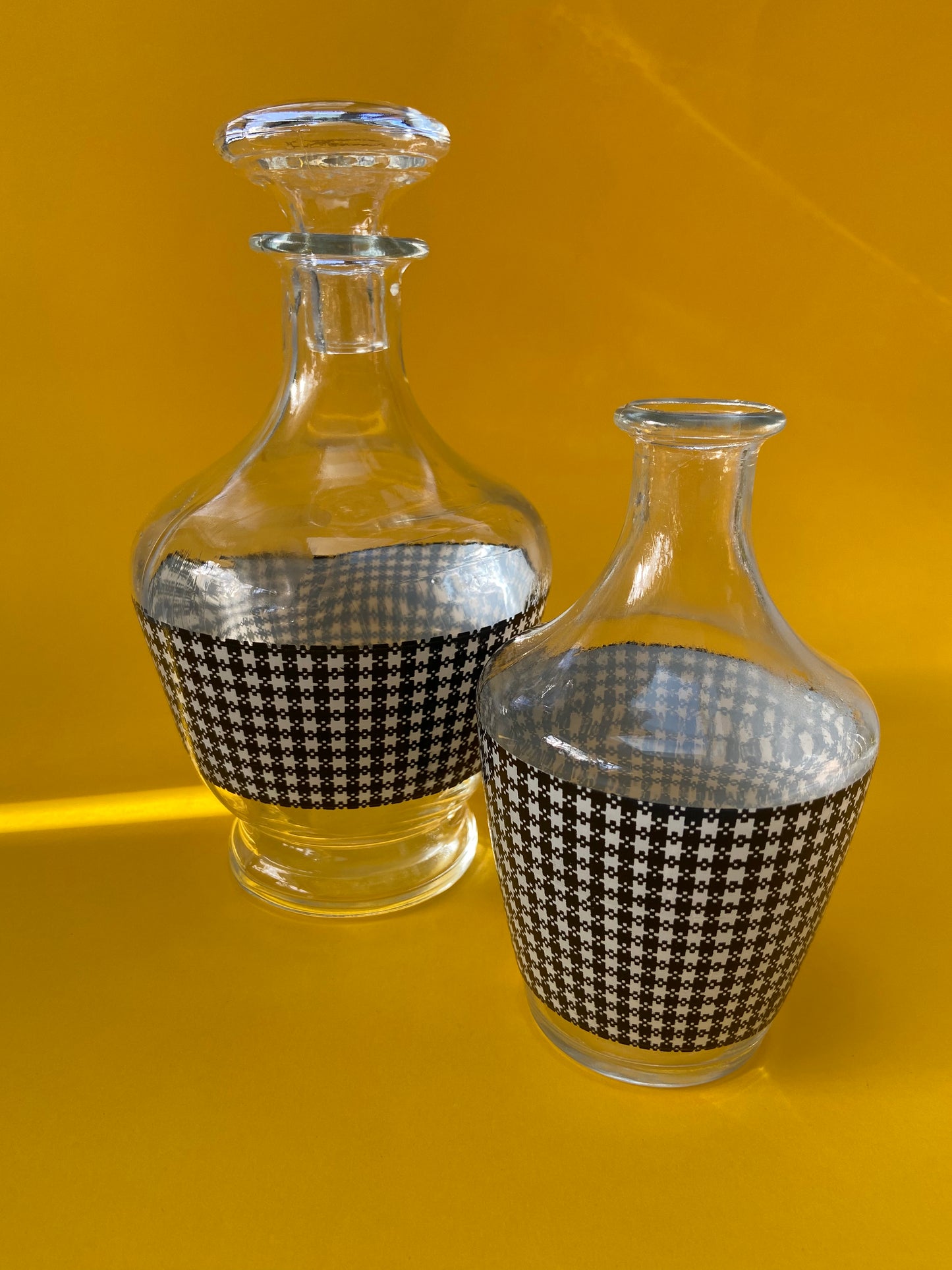 Petite carafe vintage motif pied de poule