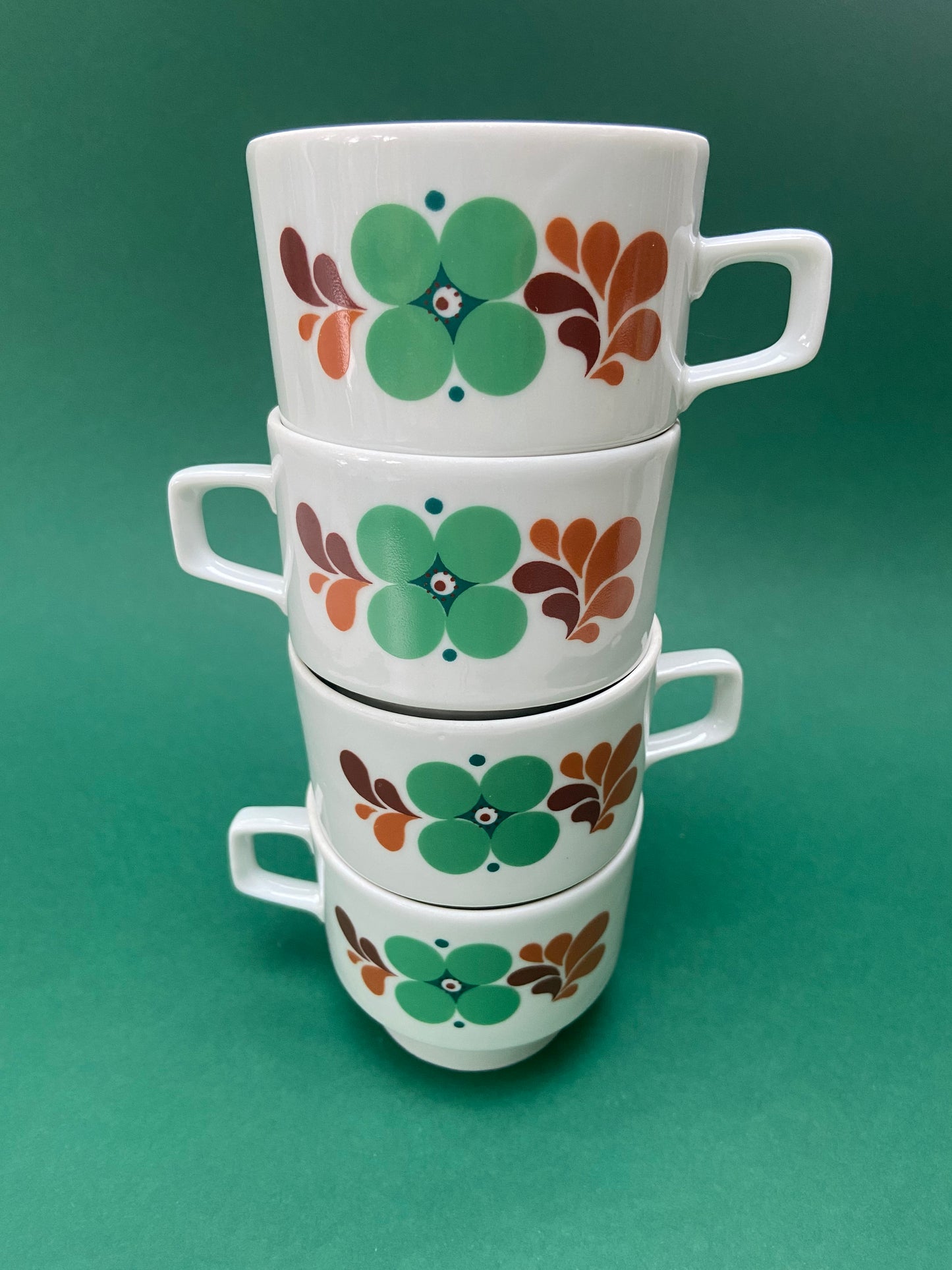 4 tasses motif seventies