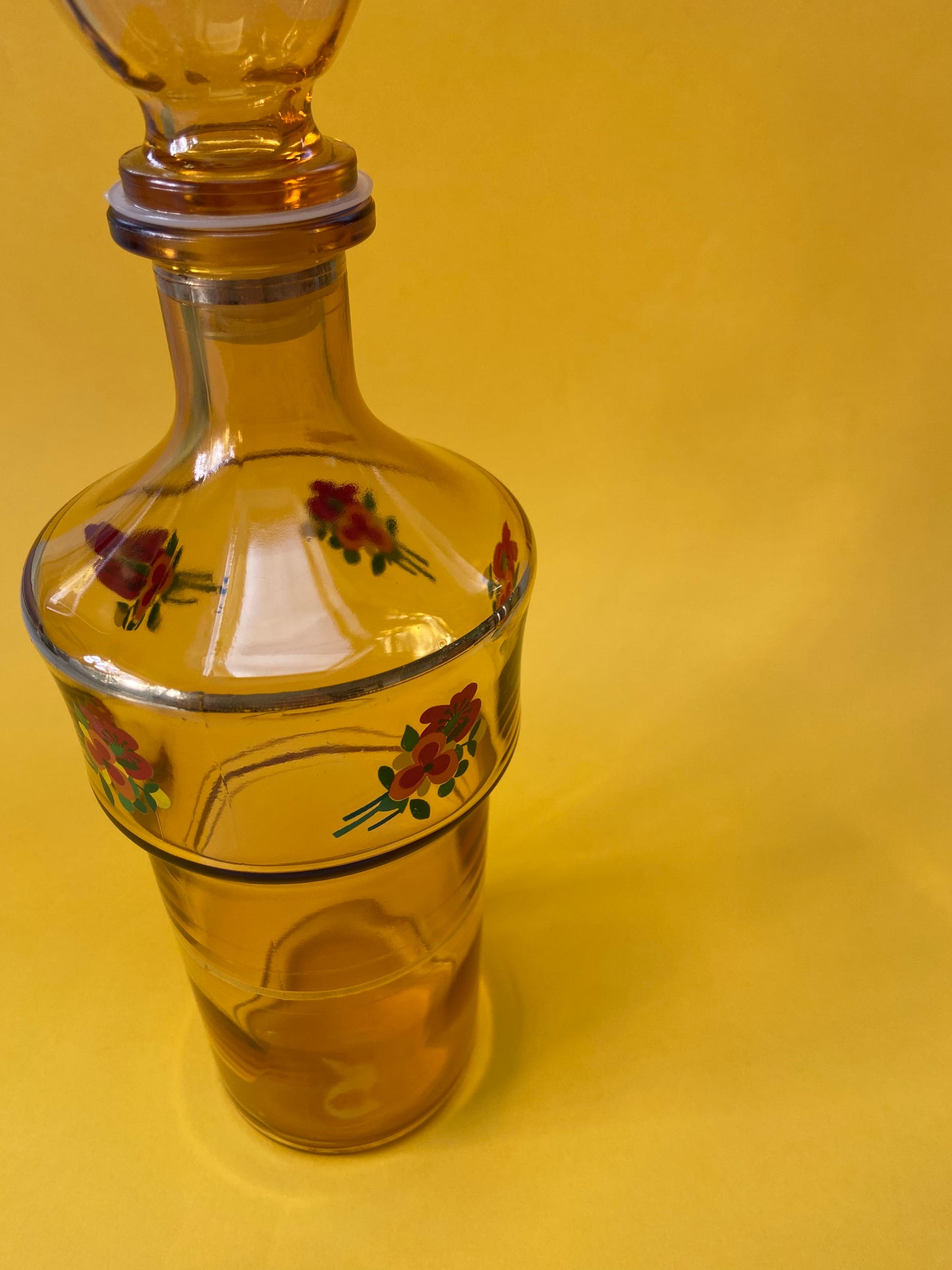 Carafe vintage ambrée motif fleurs