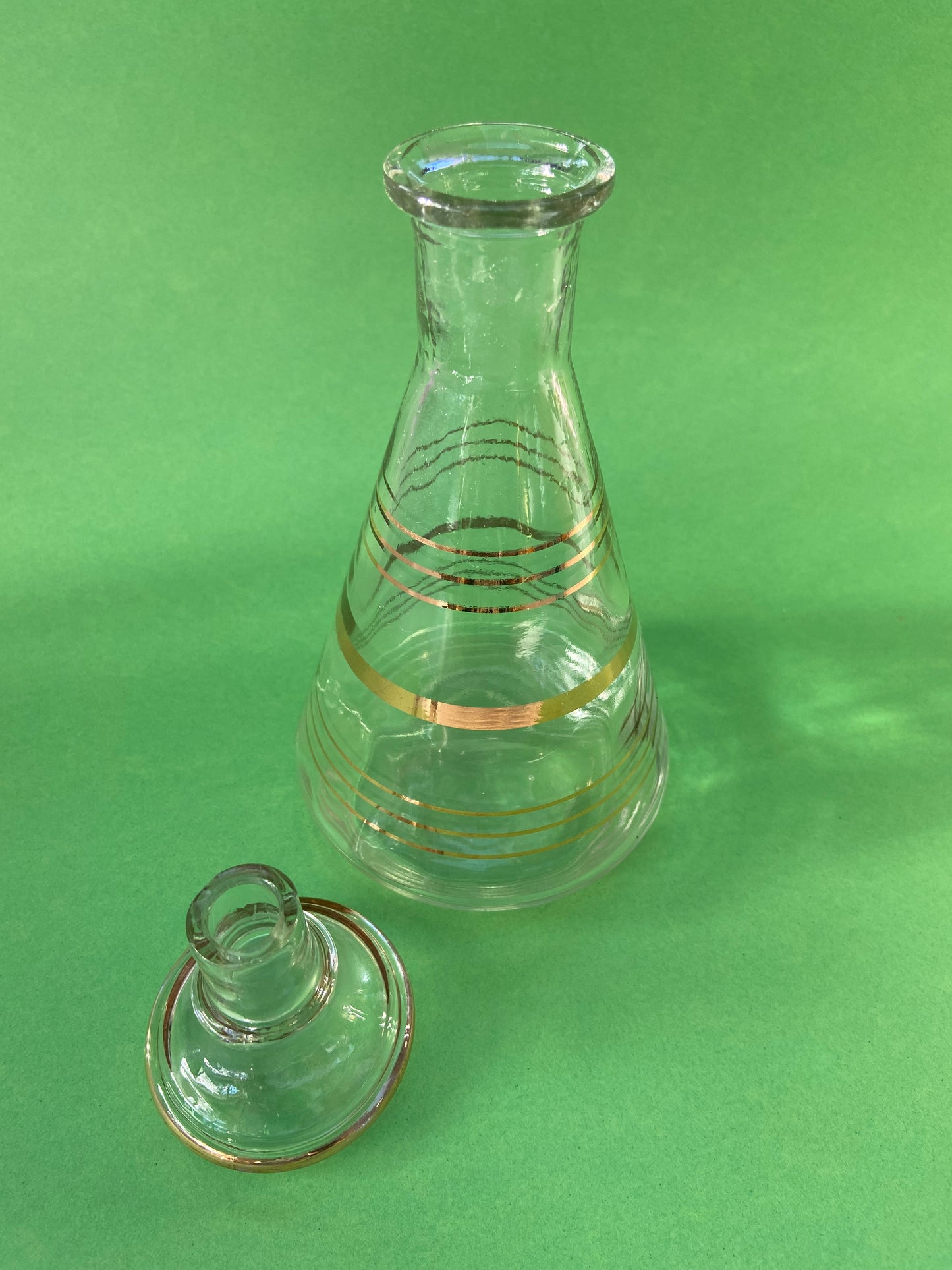 Carafe vintage forme conique lignes dorées