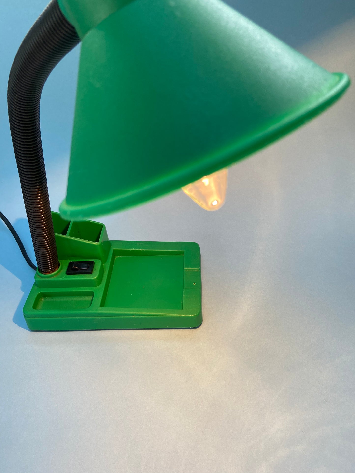 Lampe de bureau plastique vintage VERT