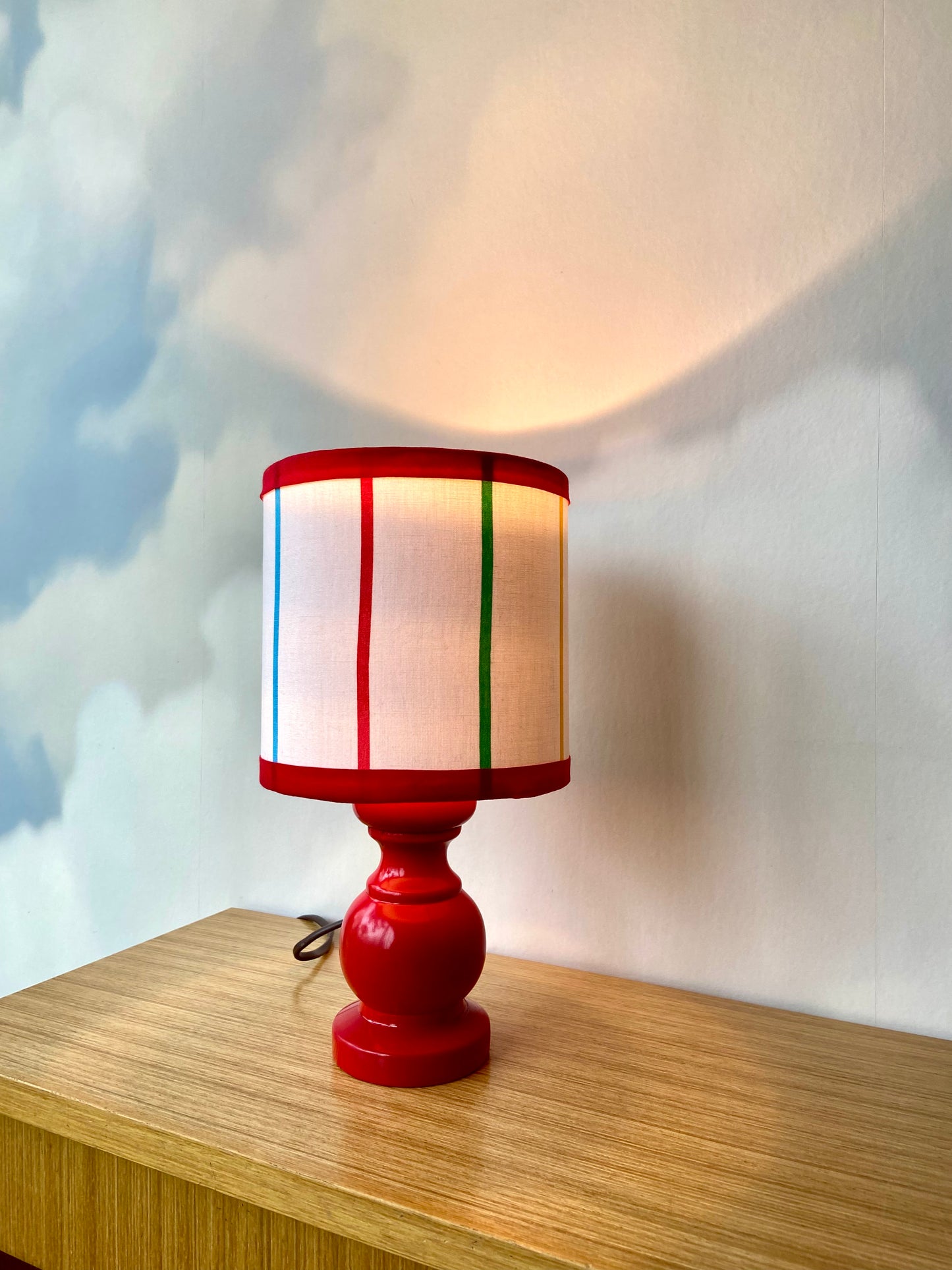 Petite lampe de chevet CHACH Créa pied rouge abat jour rayures couleurs primaires