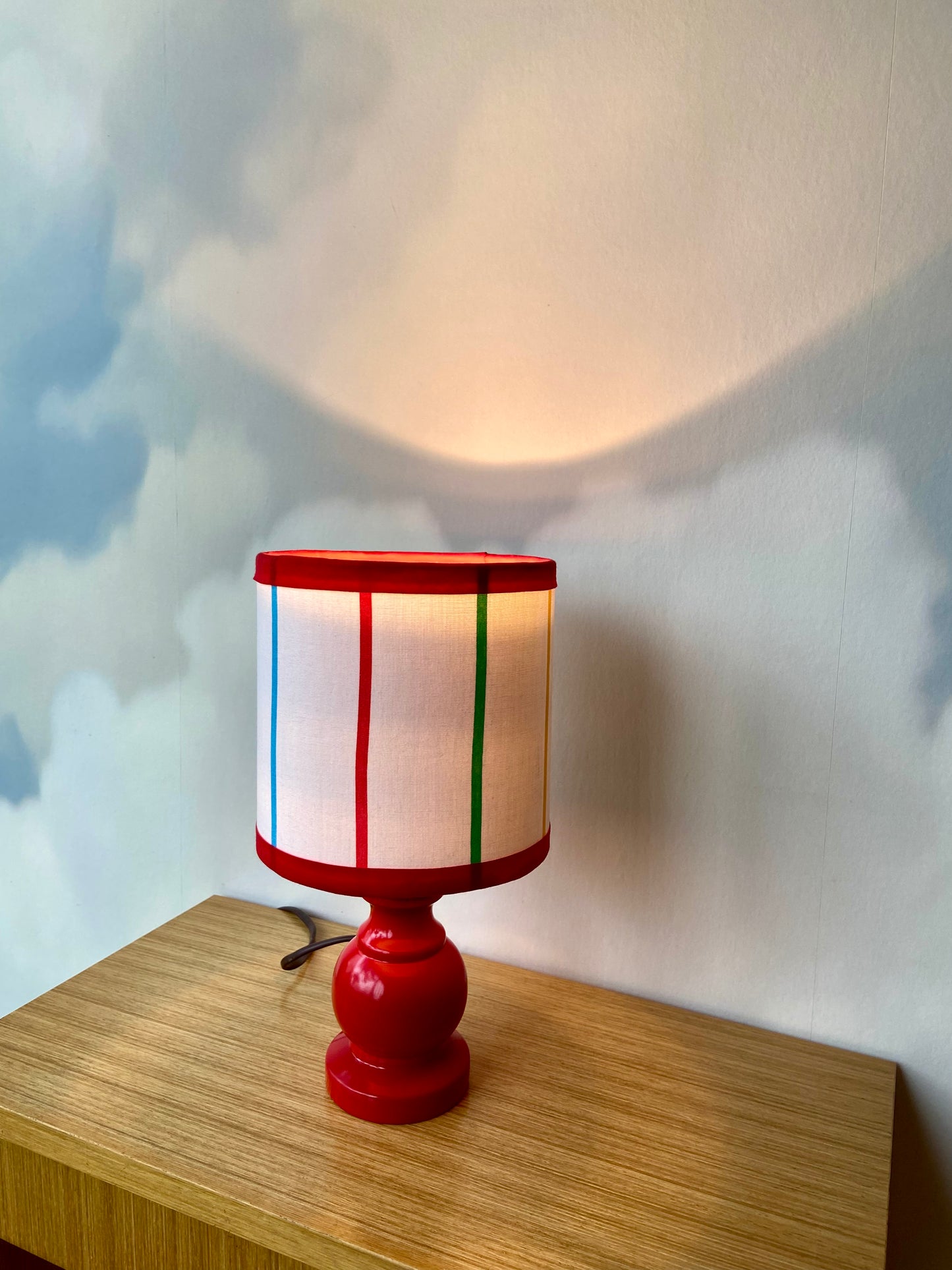 Petite lampe de chevet CHACH Créa pied rouge abat jour rayures couleurs primaires