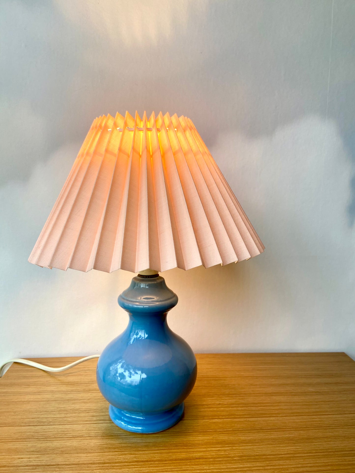 Lampe pied céramique BLEU abat jour plissé SAUMON