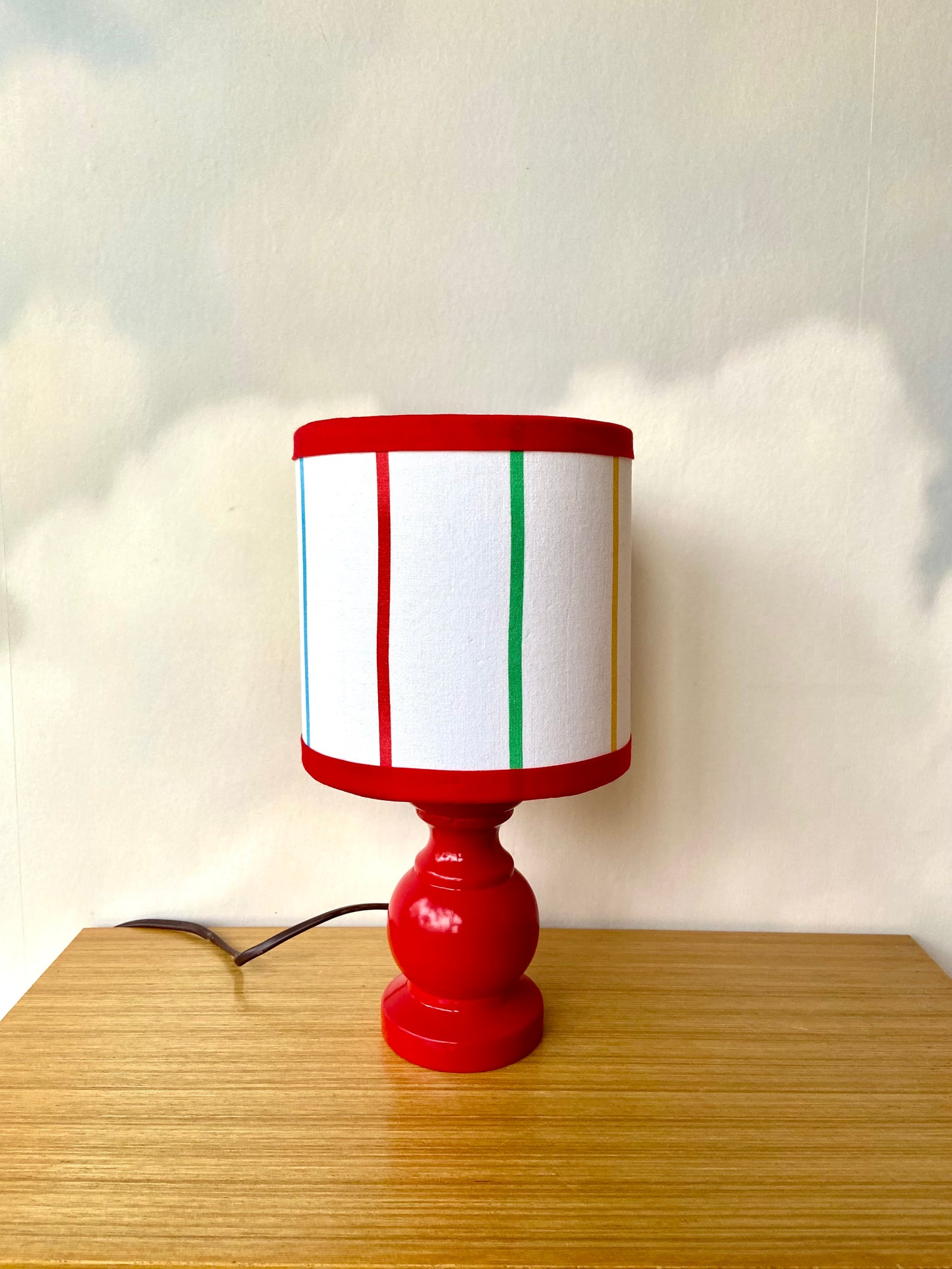 Petite lampe de chevet CHACH Créa pied rouge abat jour rayures couleurs primaires