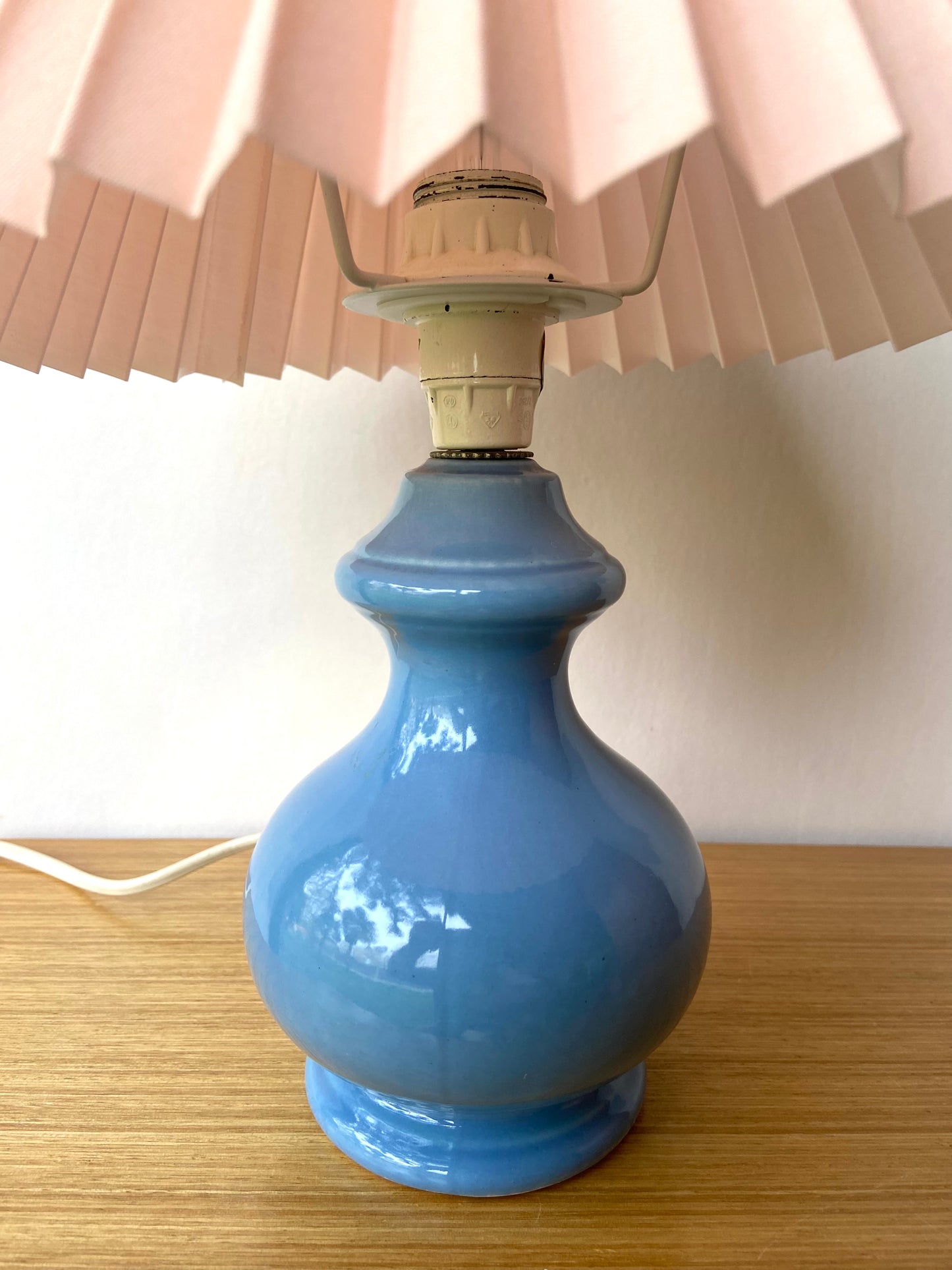 Lampe pied céramique BLEU abat jour plissé SAUMON