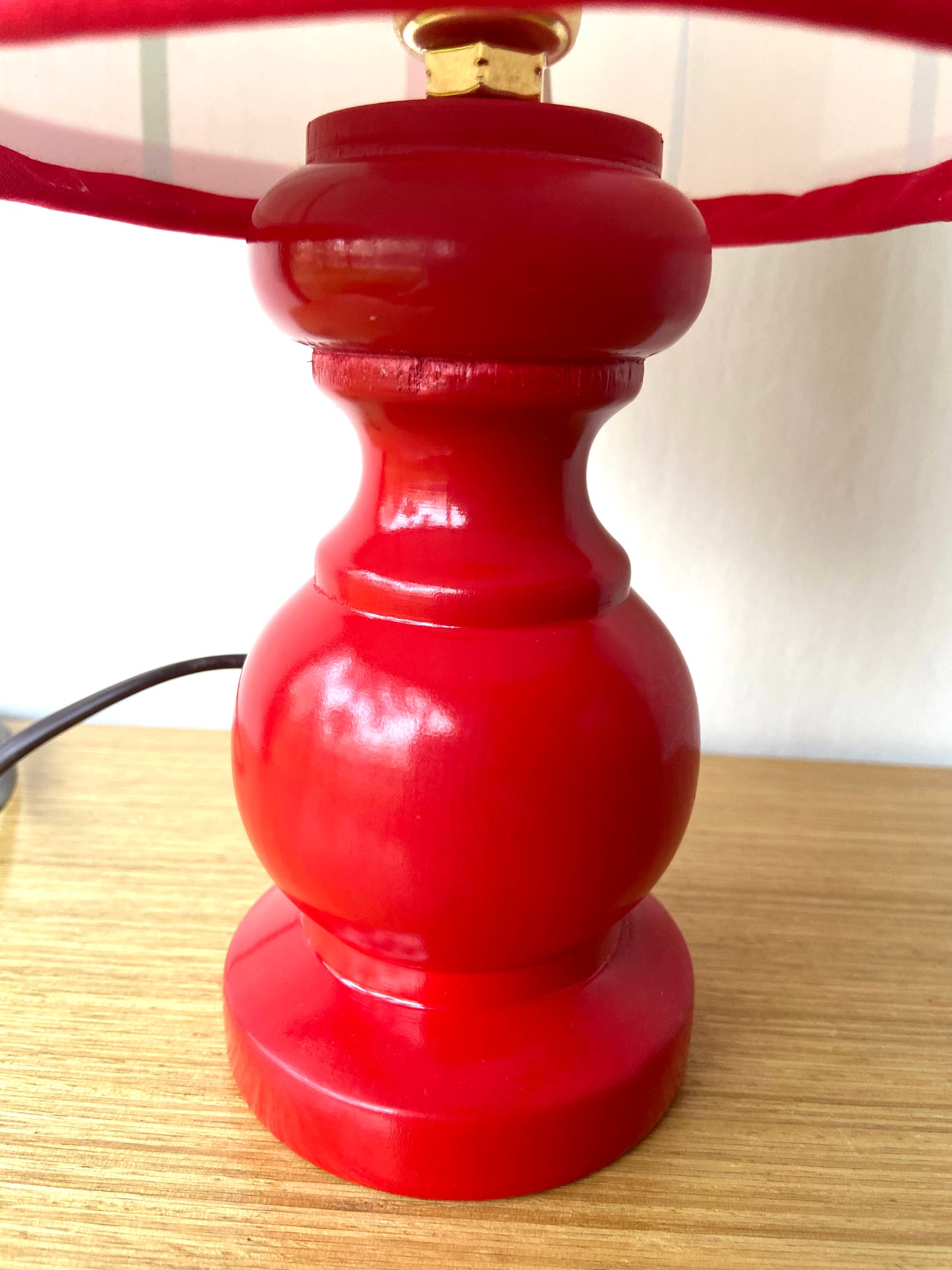 Petite lampe de chevet CHACH Créa pied rouge abat jour rayures couleurs primaires