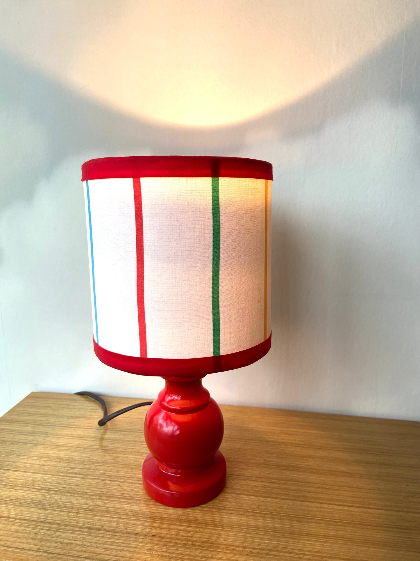 Petite lampe de chevet CHACH Créa pied rouge abat jour rayures couleurs primaires