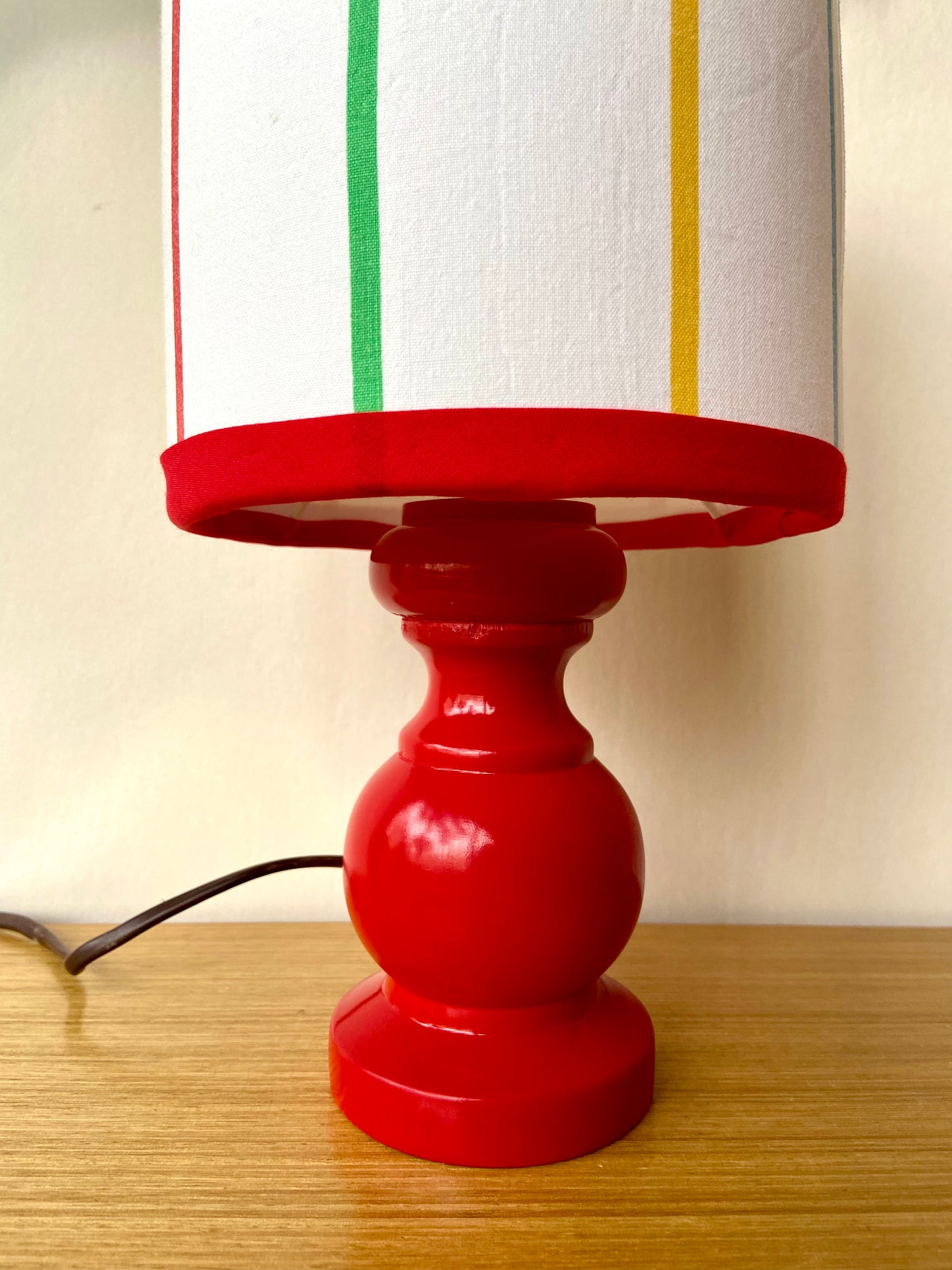 Petite lampe de chevet CHACH Créa pied rouge abat jour rayures couleurs primaires