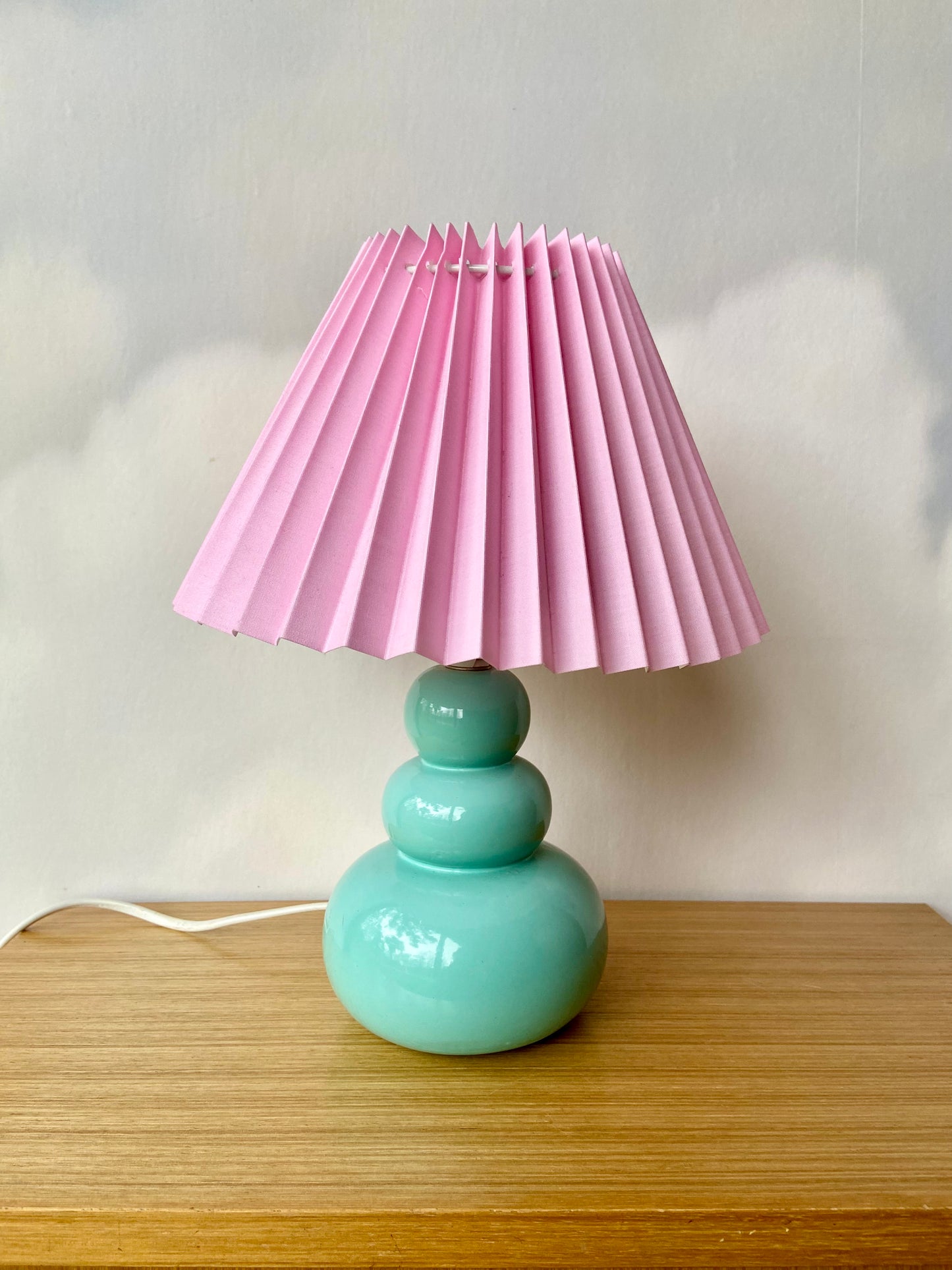 Lampe pied céramique BOULES Bleu lagon abat jour plissé rose