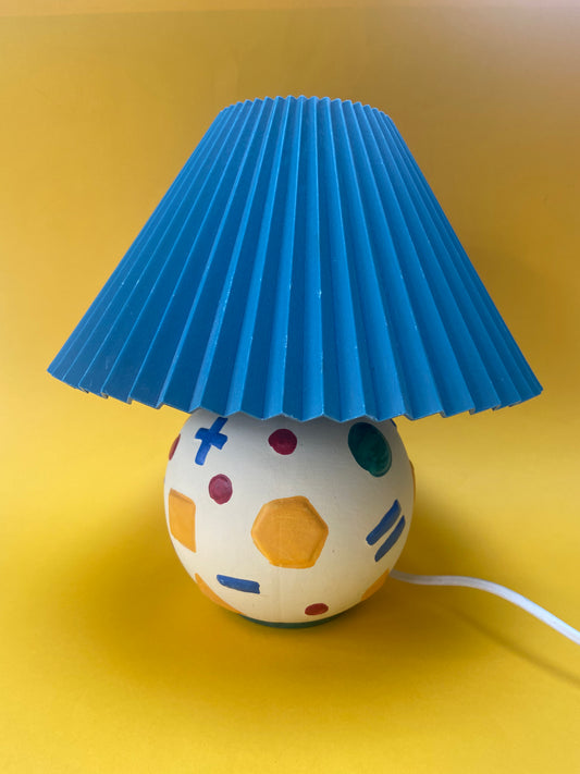 Lampe kids pied boule avec motifs géométriques abat jour plissé plastique BLEU