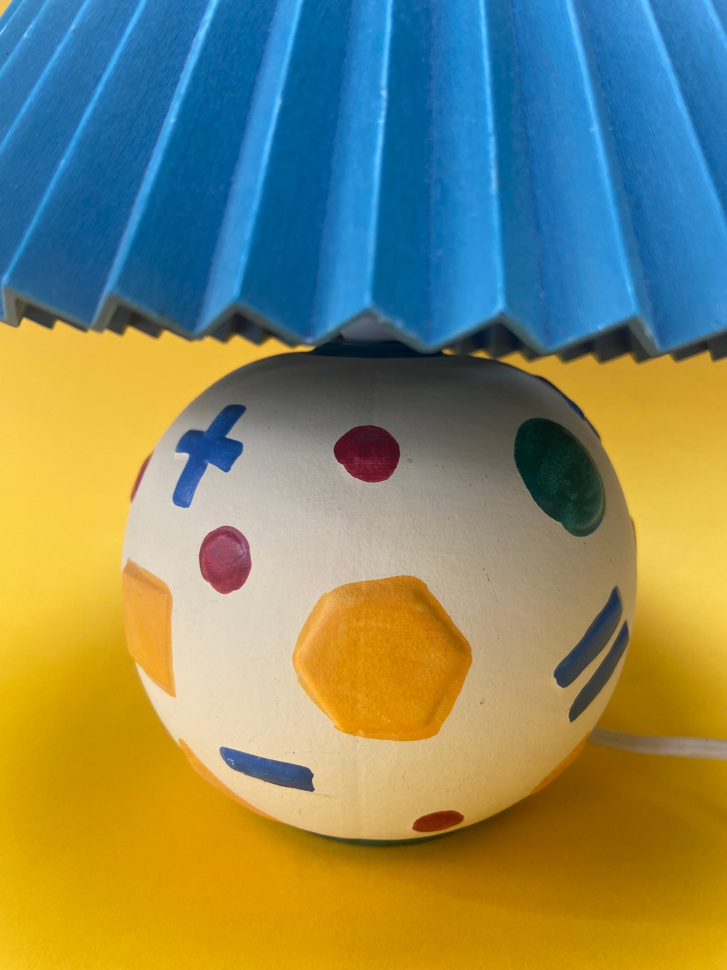 Lampe kids pied boule avec motifs géométriques abat jour plissé plastique BLEU