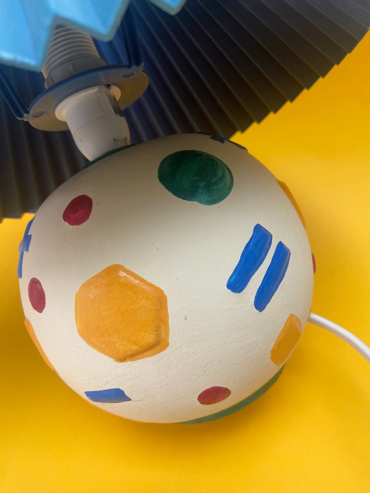 Lampe kids pied boule avec motifs géométriques abat jour plissé plastique BLEU