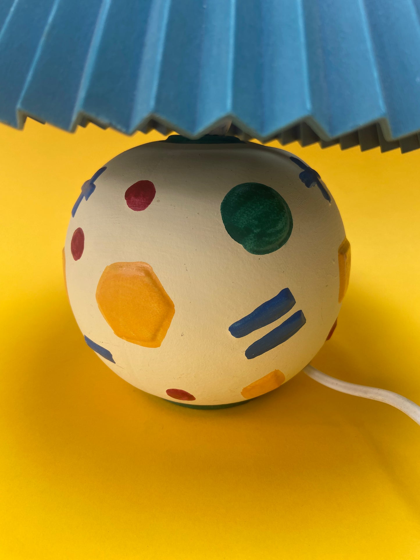 Lampe kids pied boule avec motifs géométriques abat jour plissé plastique BLEU