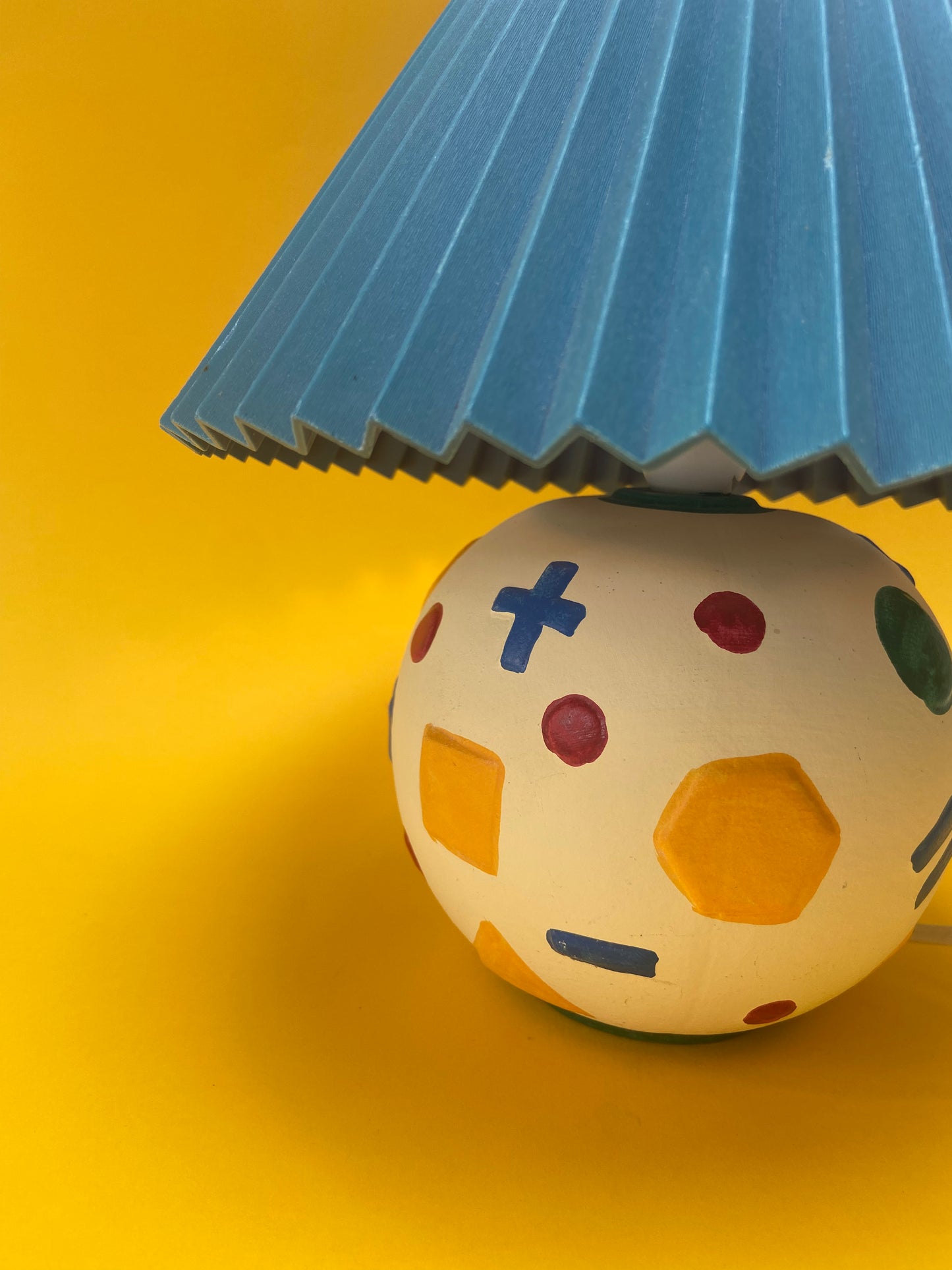 Lampe kids pied boule avec motifs géométriques abat jour plissé plastique BLEU