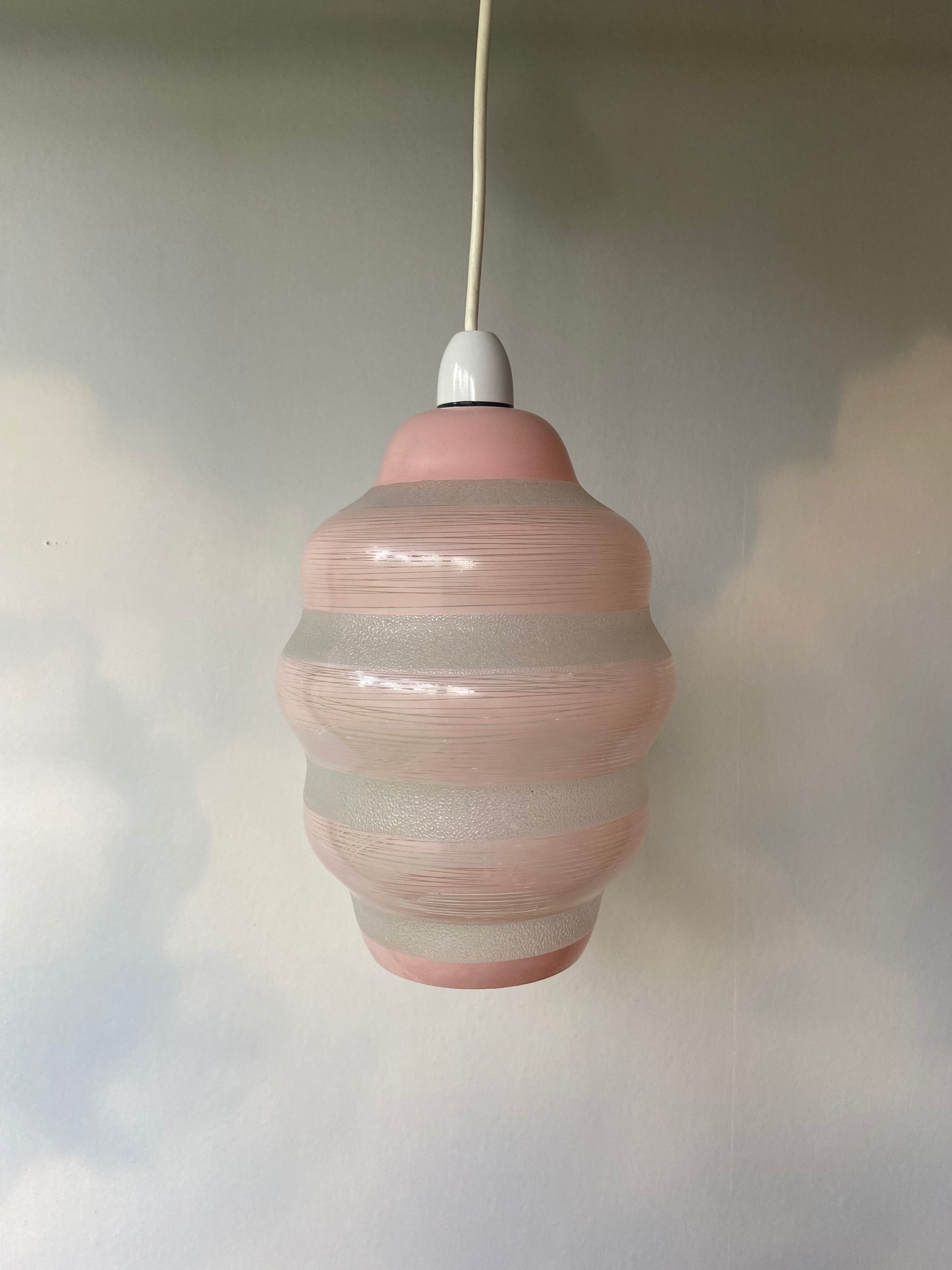 Suspension verre texturé vintage forme ESSAIM D’ABEILLE rose pastel