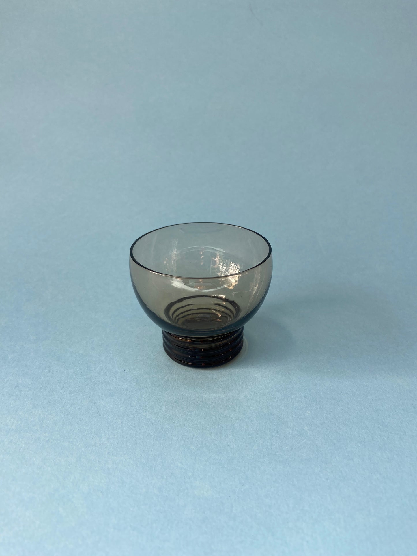 Verre digestif verre fumé pied côtelé