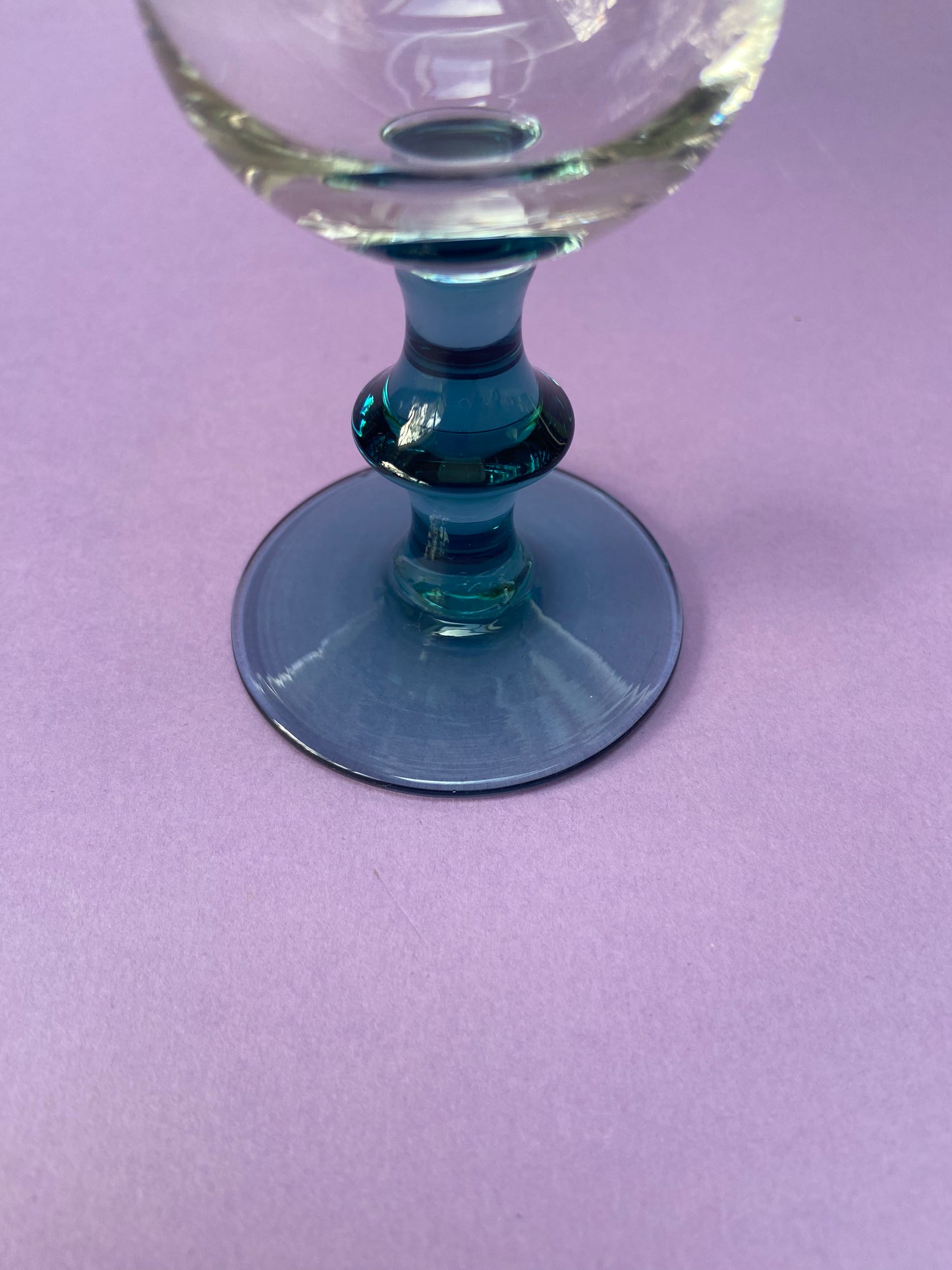 Verre apéritif pied bleu nuit