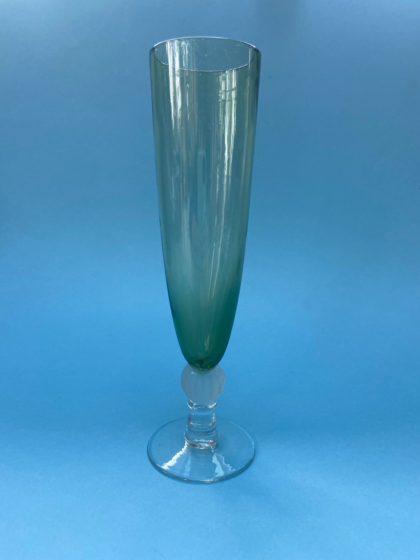 Grande flûte en verre teinté vert boule verre dépoli