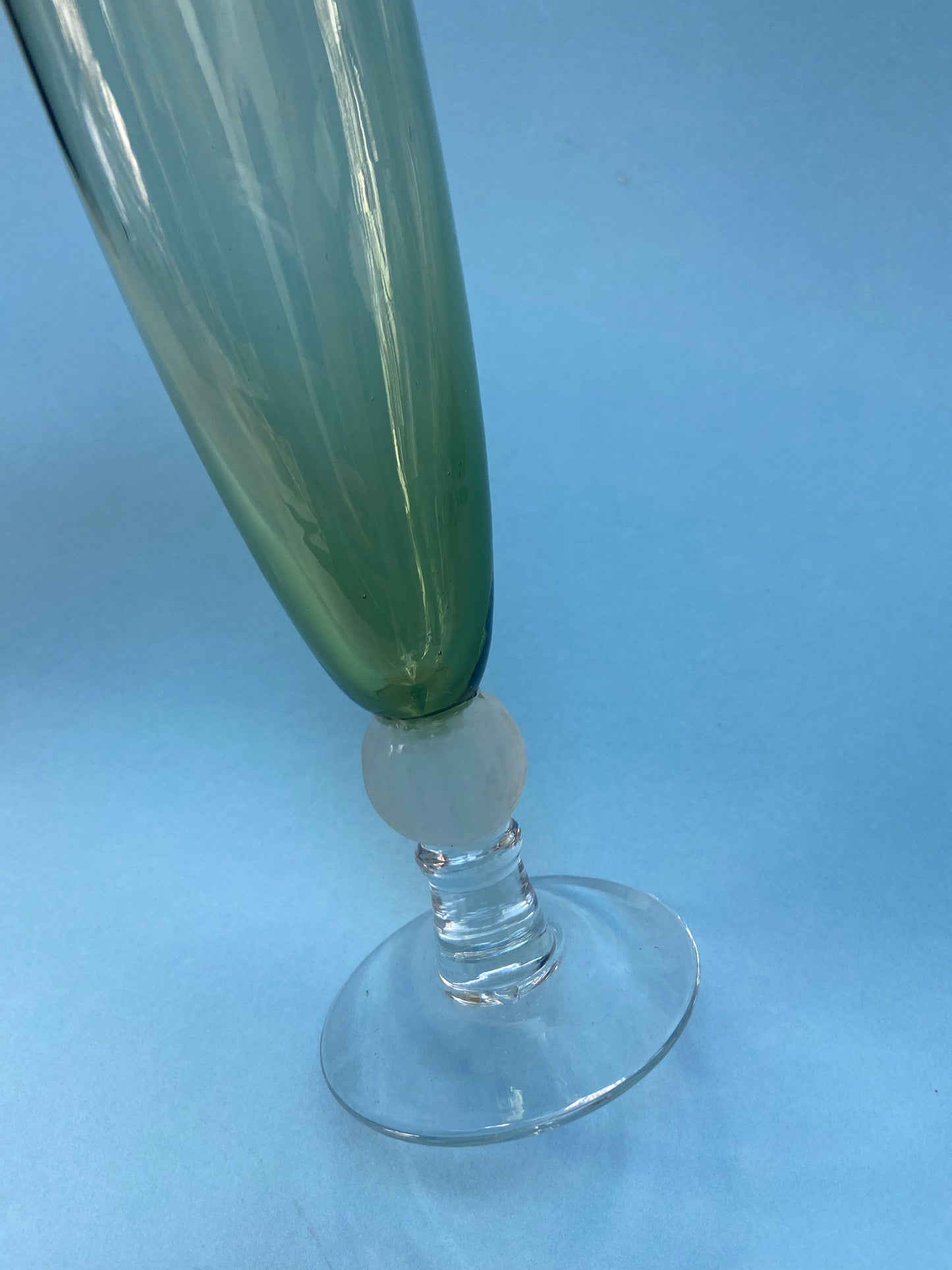 Grande flûte en verre teinté vert boule verre dépoli