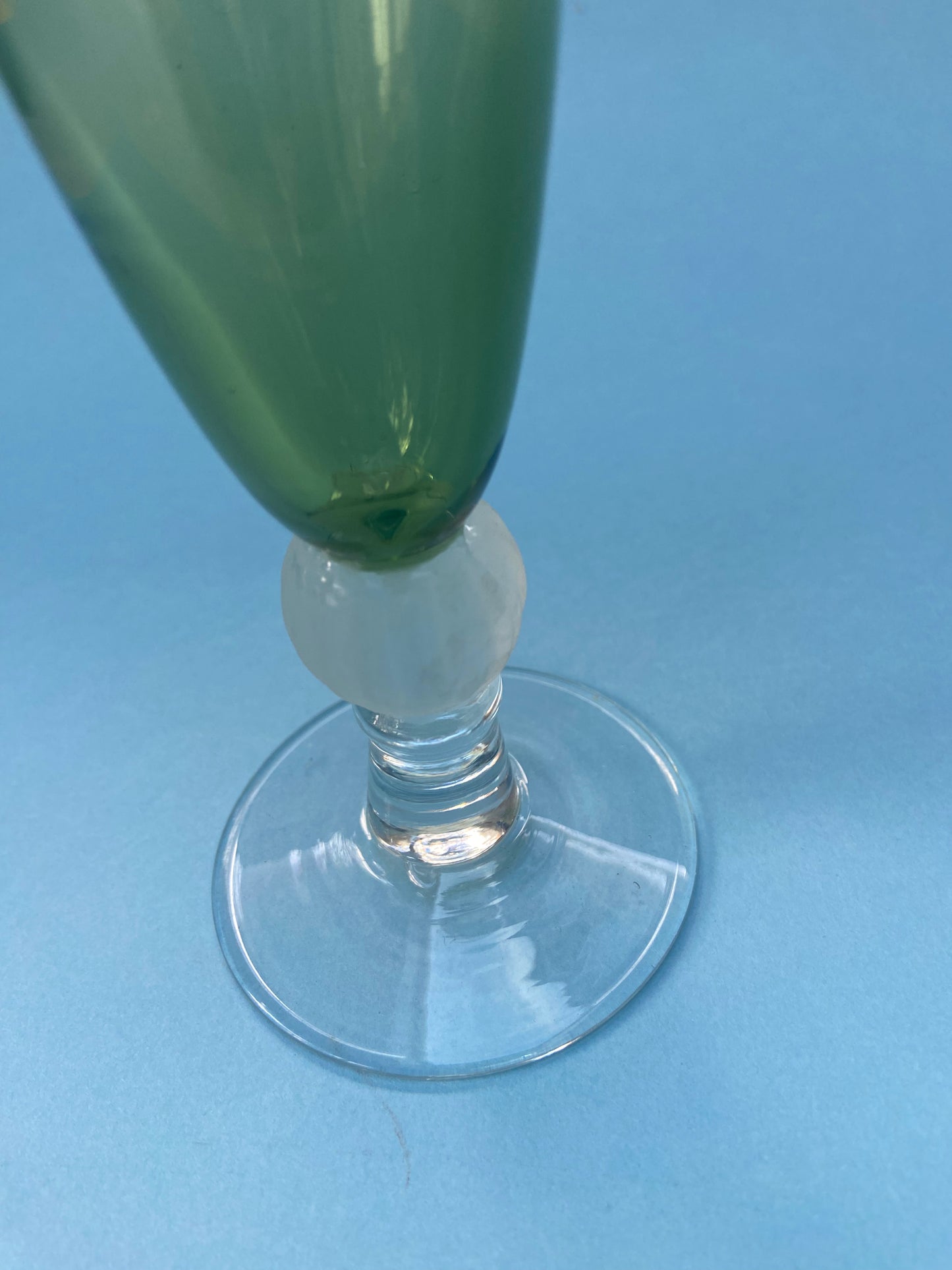 Grande flûte en verre teinté vert boule verre dépoli