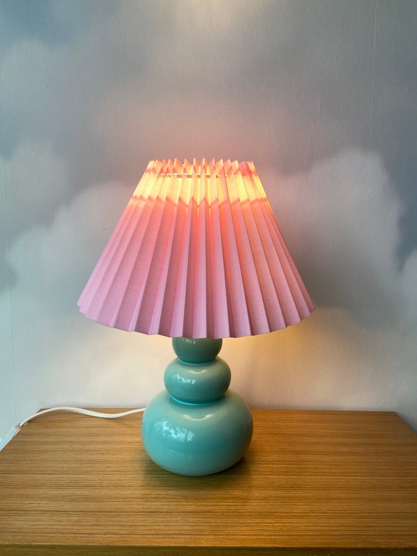 Lampe pied céramique BOULES Bleu lagon abat jour plissé rose