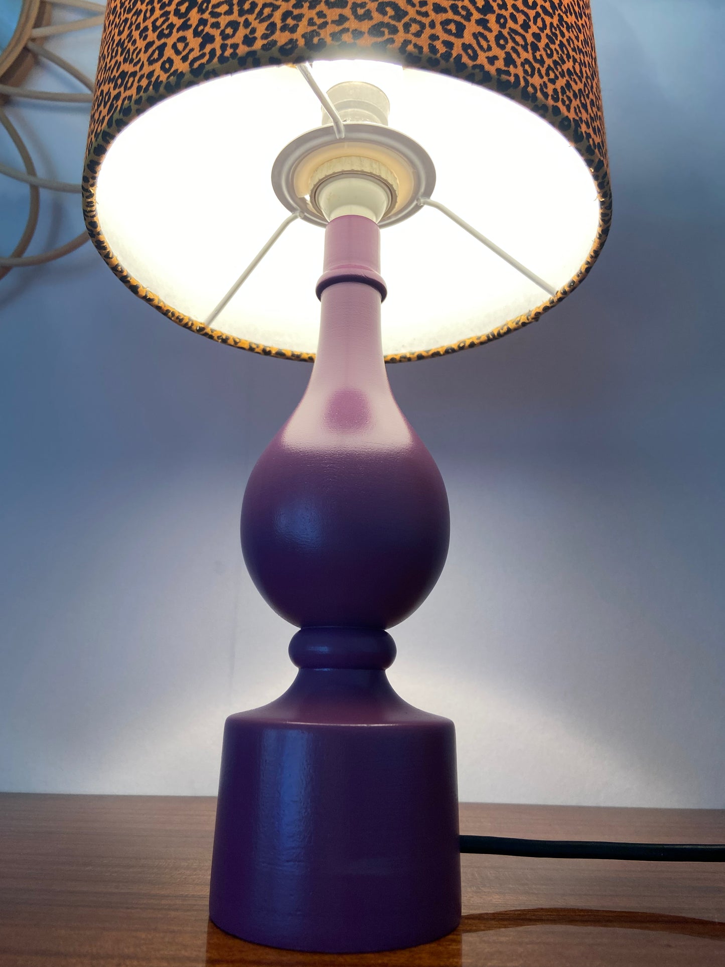 Lampe CHACH création pied violet abat jour LÉOPARD