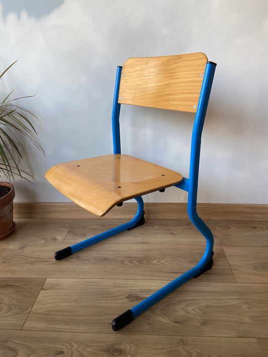 Chaise écolier bois et structure « traîneau » métal bleu
