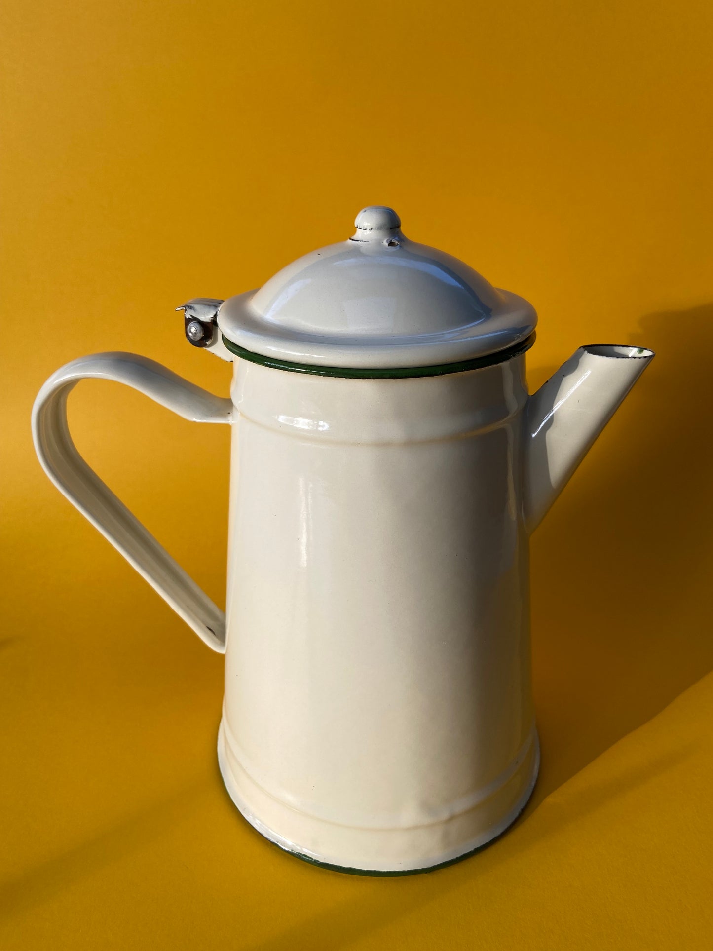 Ancienne cafetière émaillée VACHE