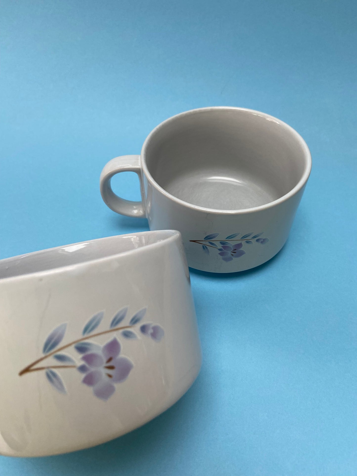 Duo de grandes tasses motif fleurs pastel