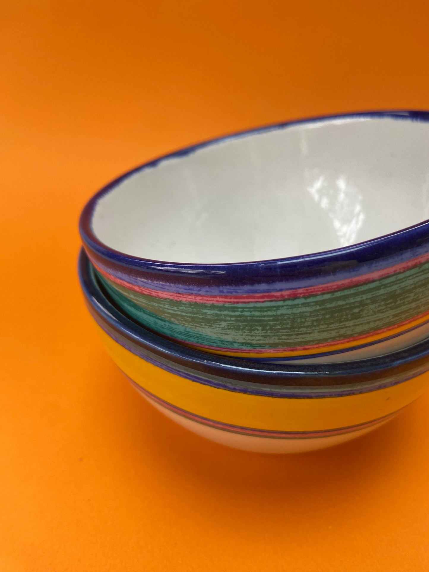 Duo bowls colored lines