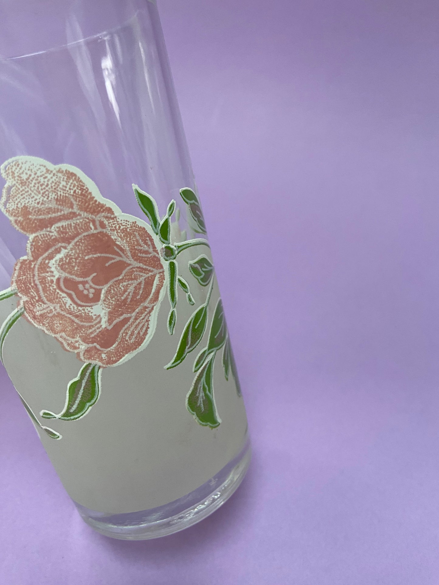 Large glass with ROSES motif