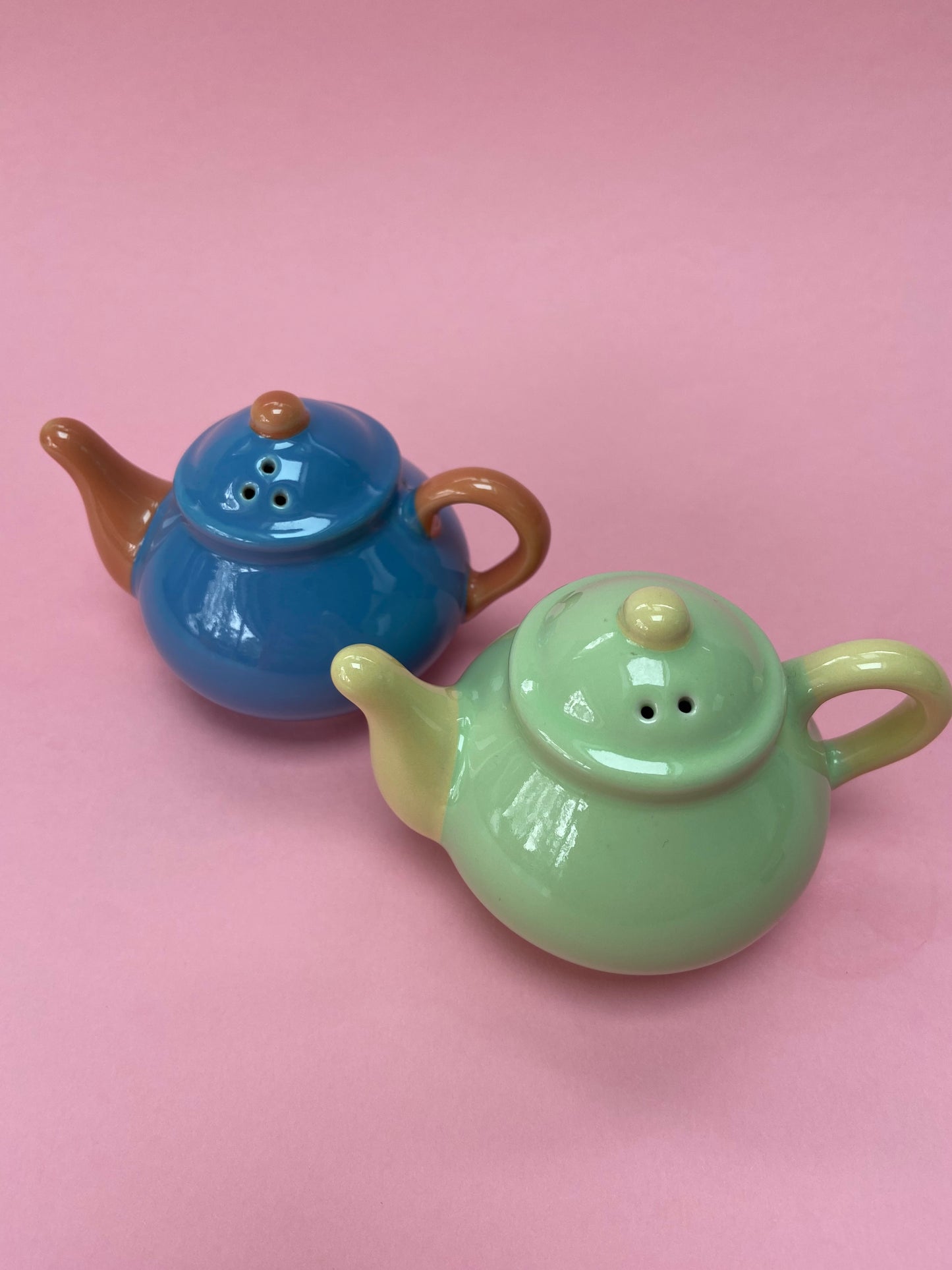 Salt and pepper shaker duo PASTEL TEAPOTS