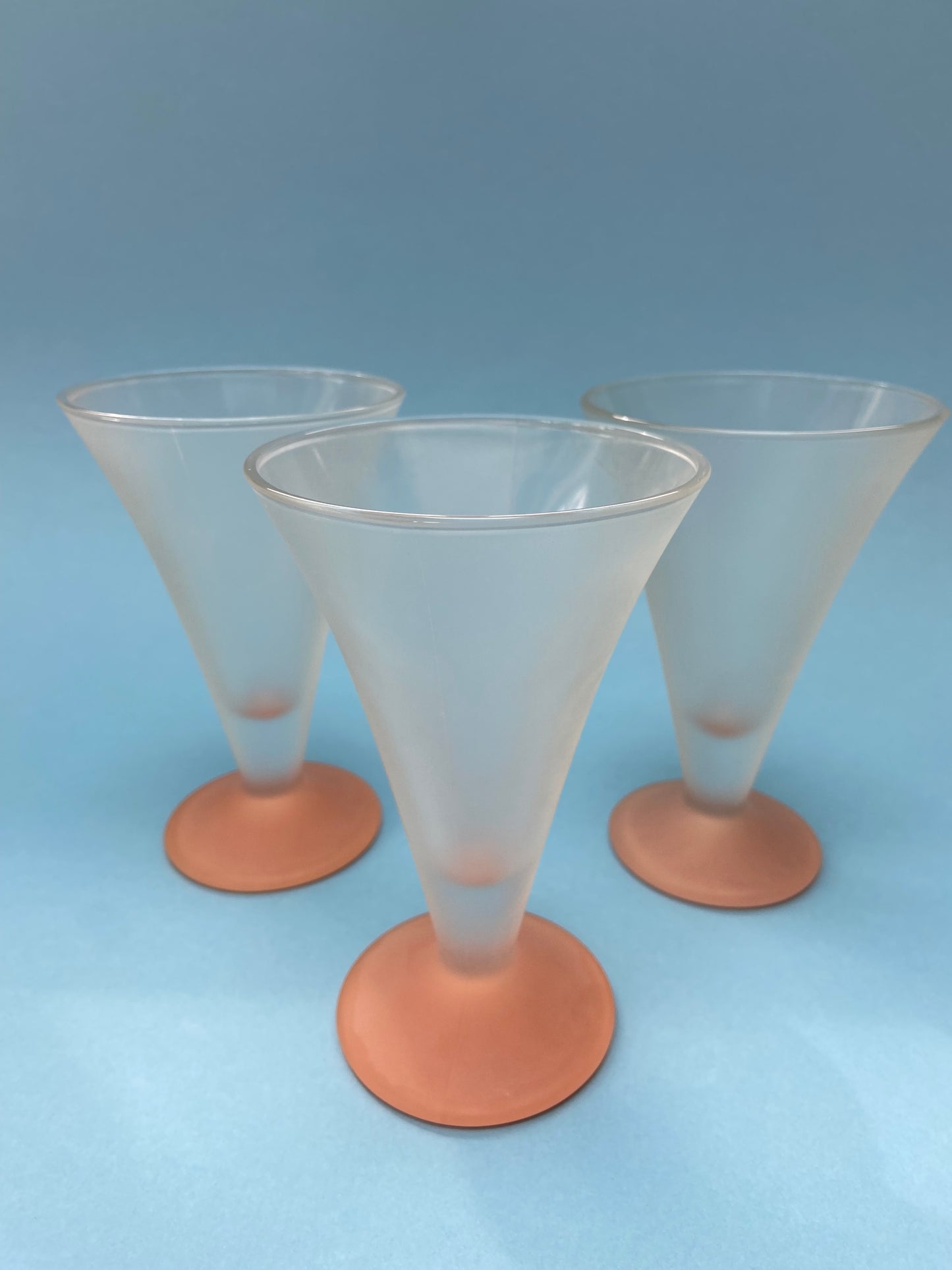 Set of 3 frosted effect ice cream cups with PINK foot