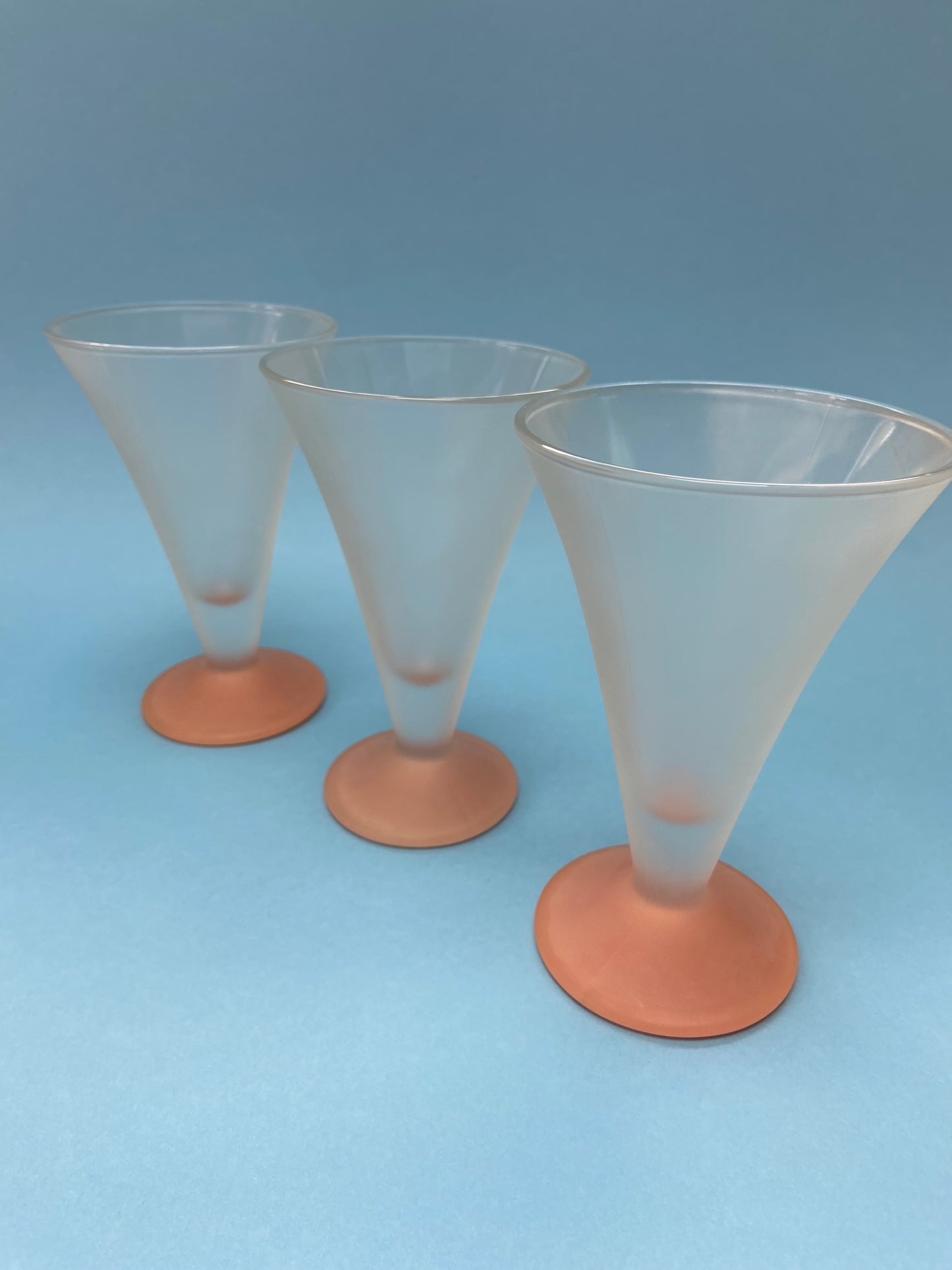 Set of 3 frosted effect ice cream cups with PINK foot