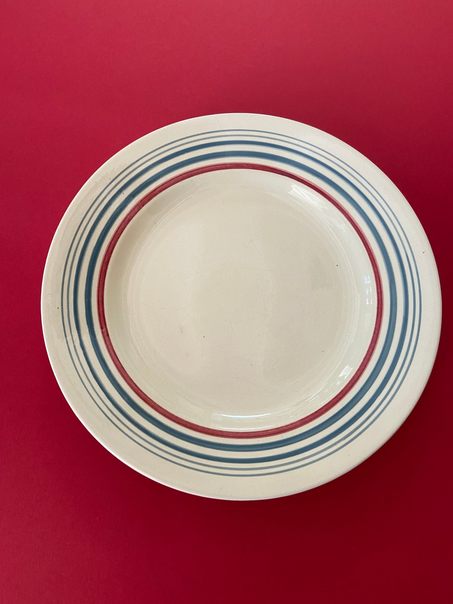 Assiette plate SARREGUEMINES lignes bleues et bordeaux