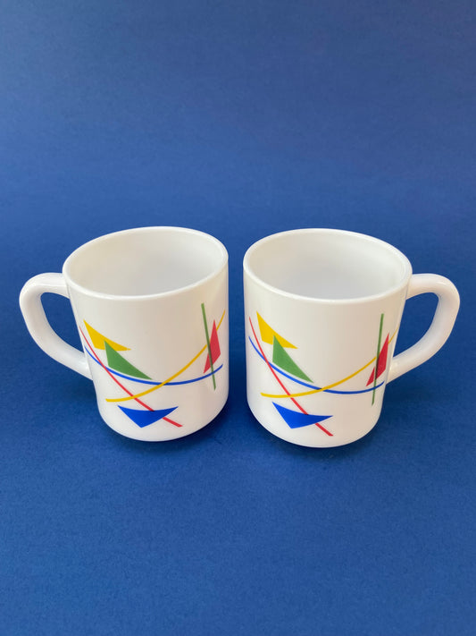 Set of 2 mugs with geometric pattern in primary colors