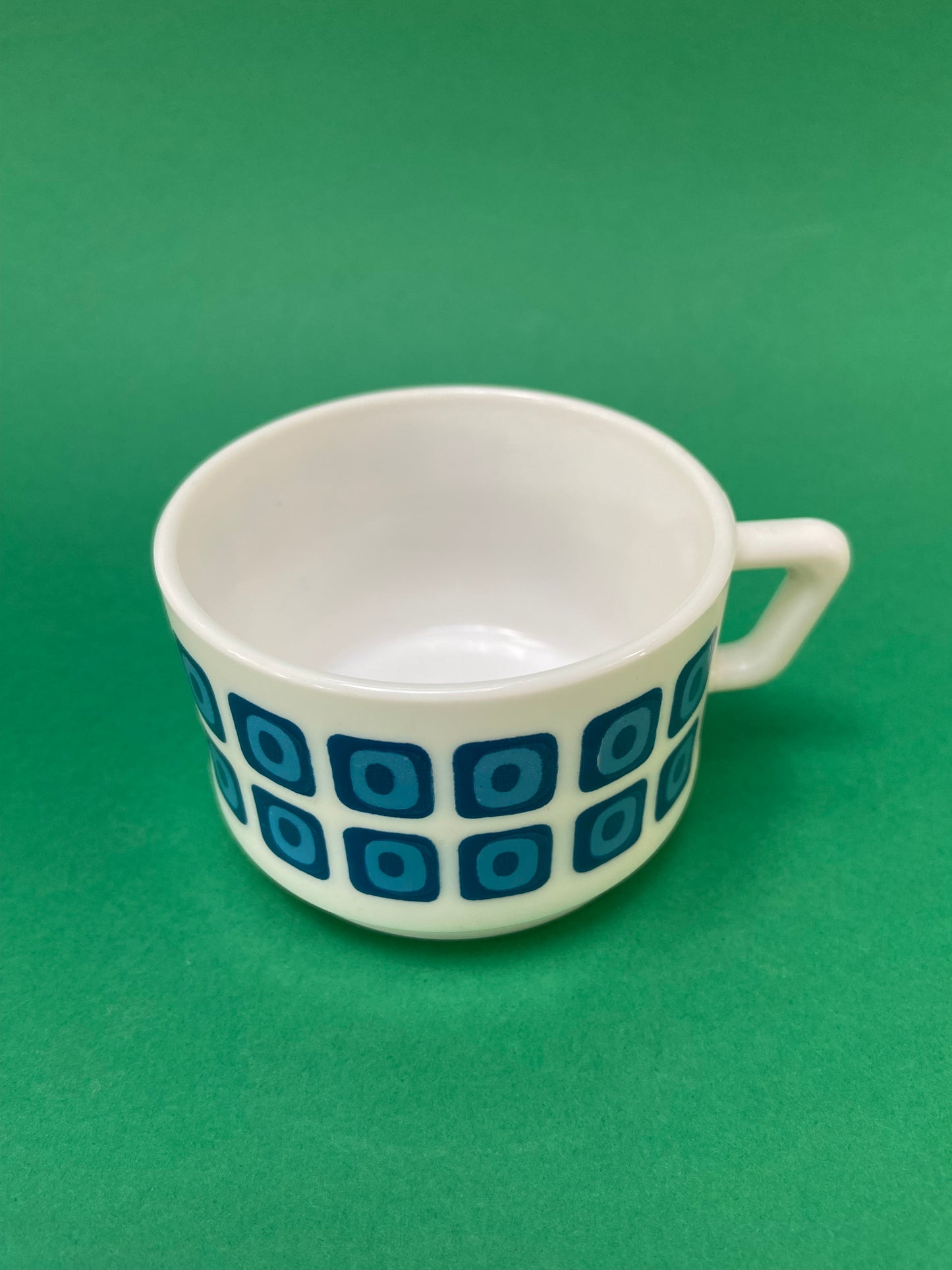 Petite Tasse Arcopal motif SQUARE