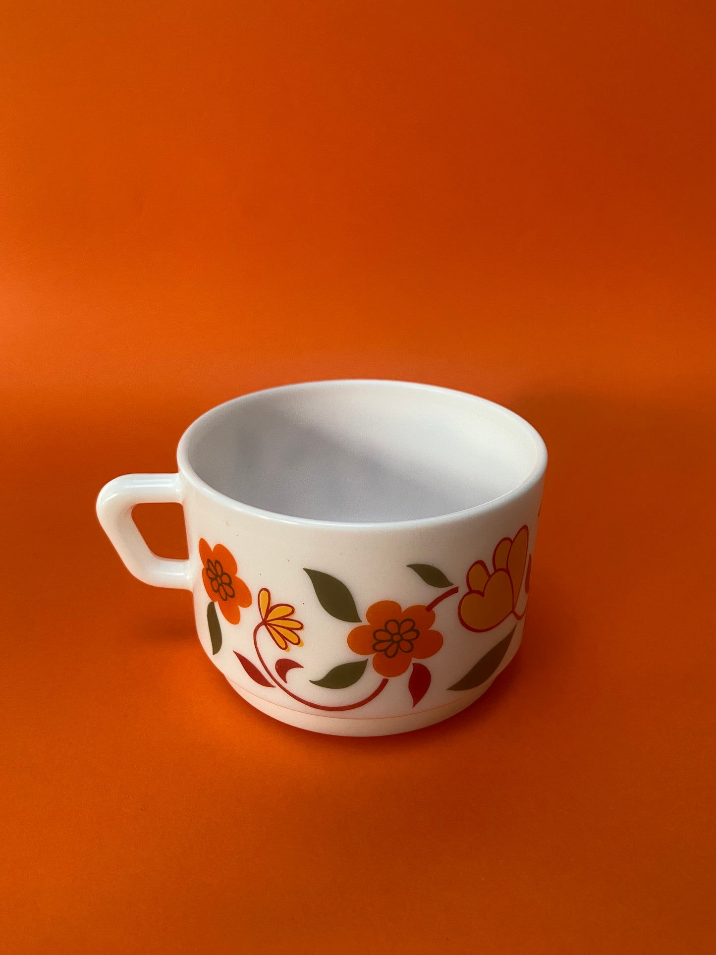 Large vintage Arcopal mug with Seventies motif