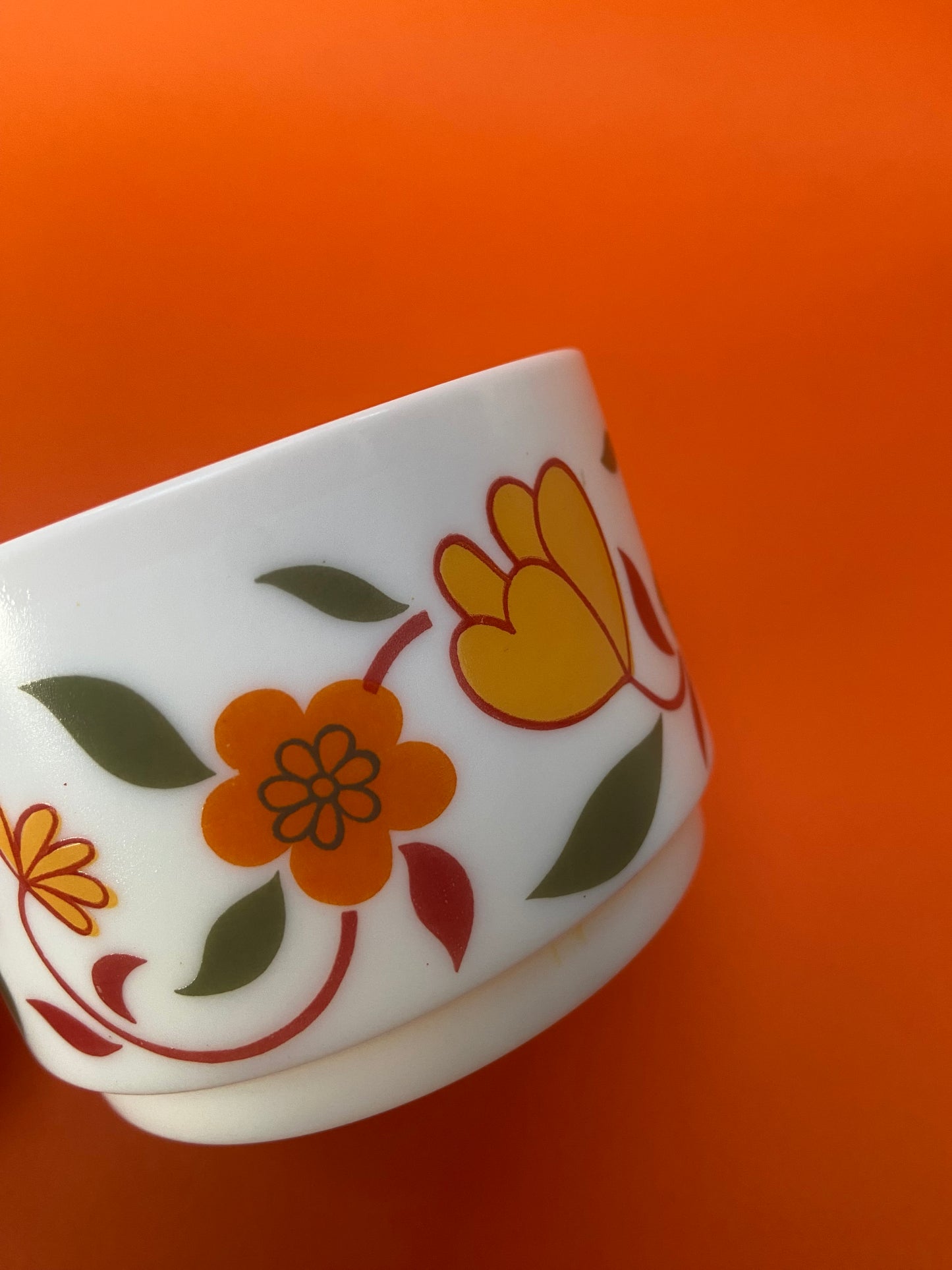 Large vintage Arcopal mug with Seventies motif