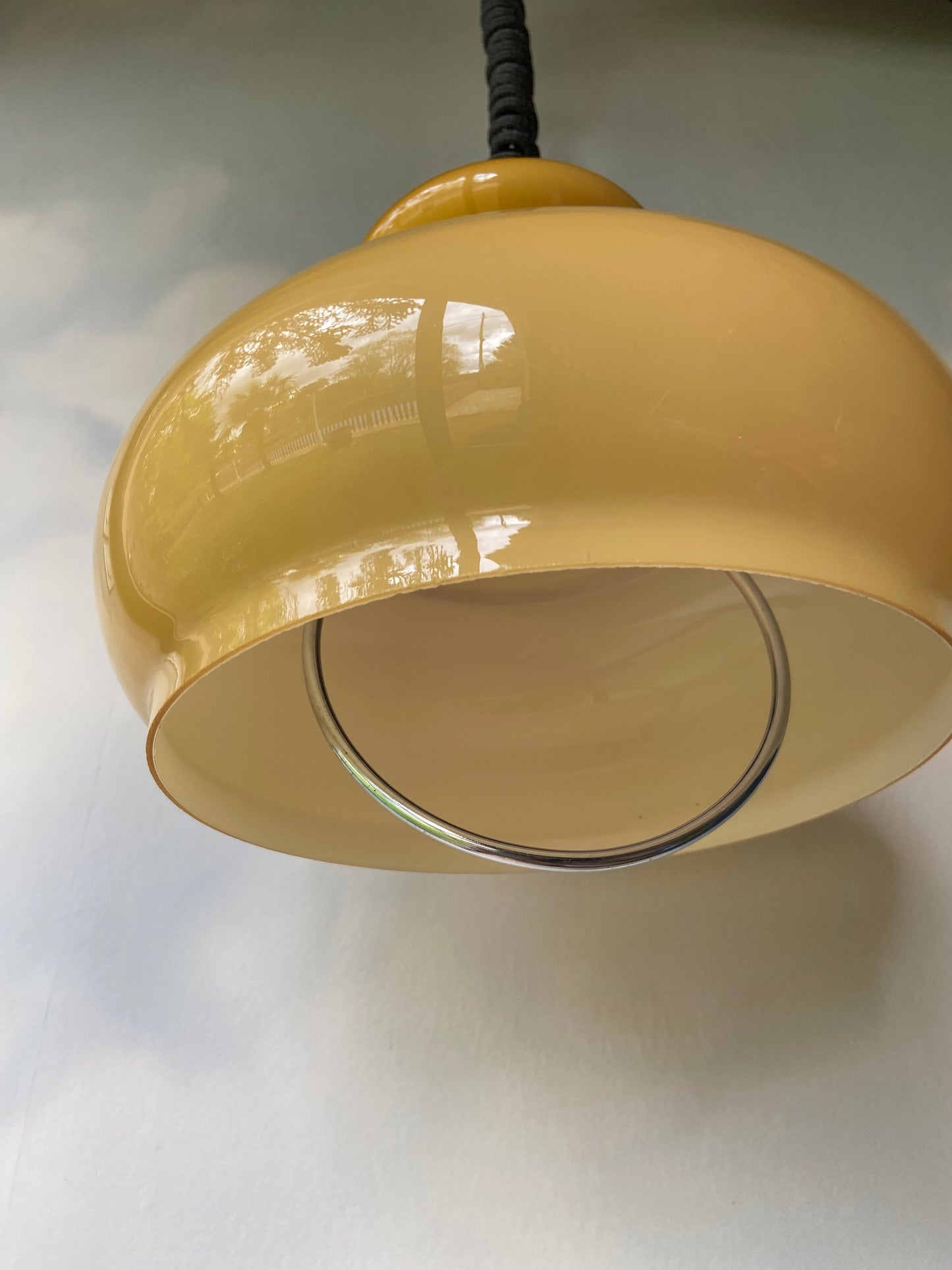 Suspension vintage opaline années 70 JAUNE