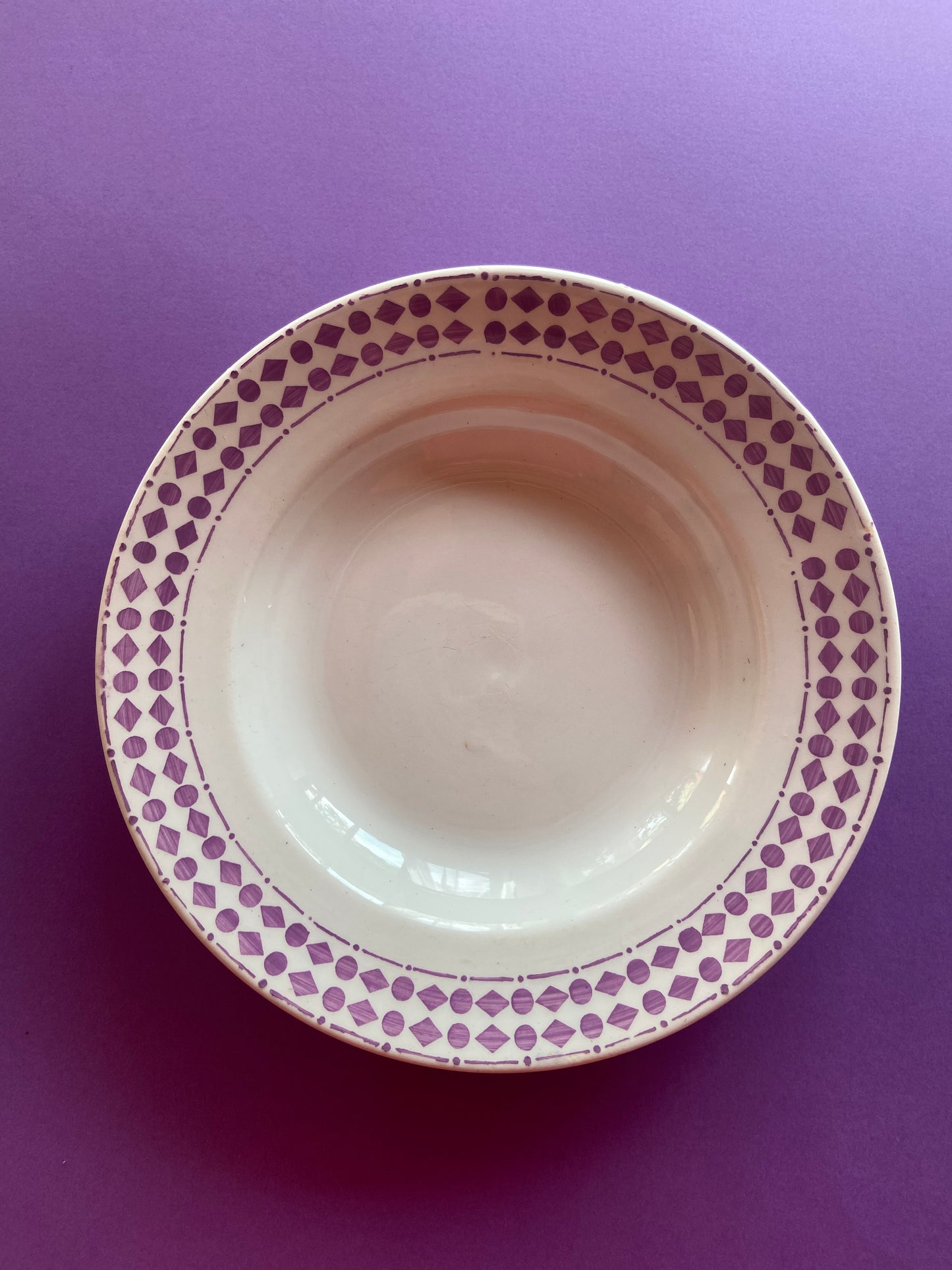 MOULIN DES LOUPS deep plate with purple geometric pattern