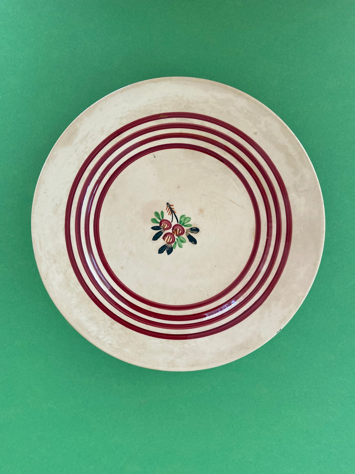 GIEN flat plate with burgundy lines and small fruits