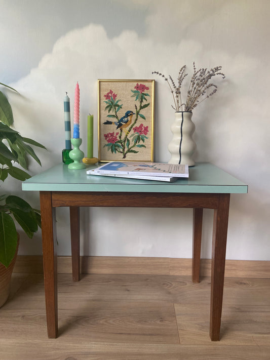 Table d'appoint vintage piétement bois et plateau formica bleu ciel