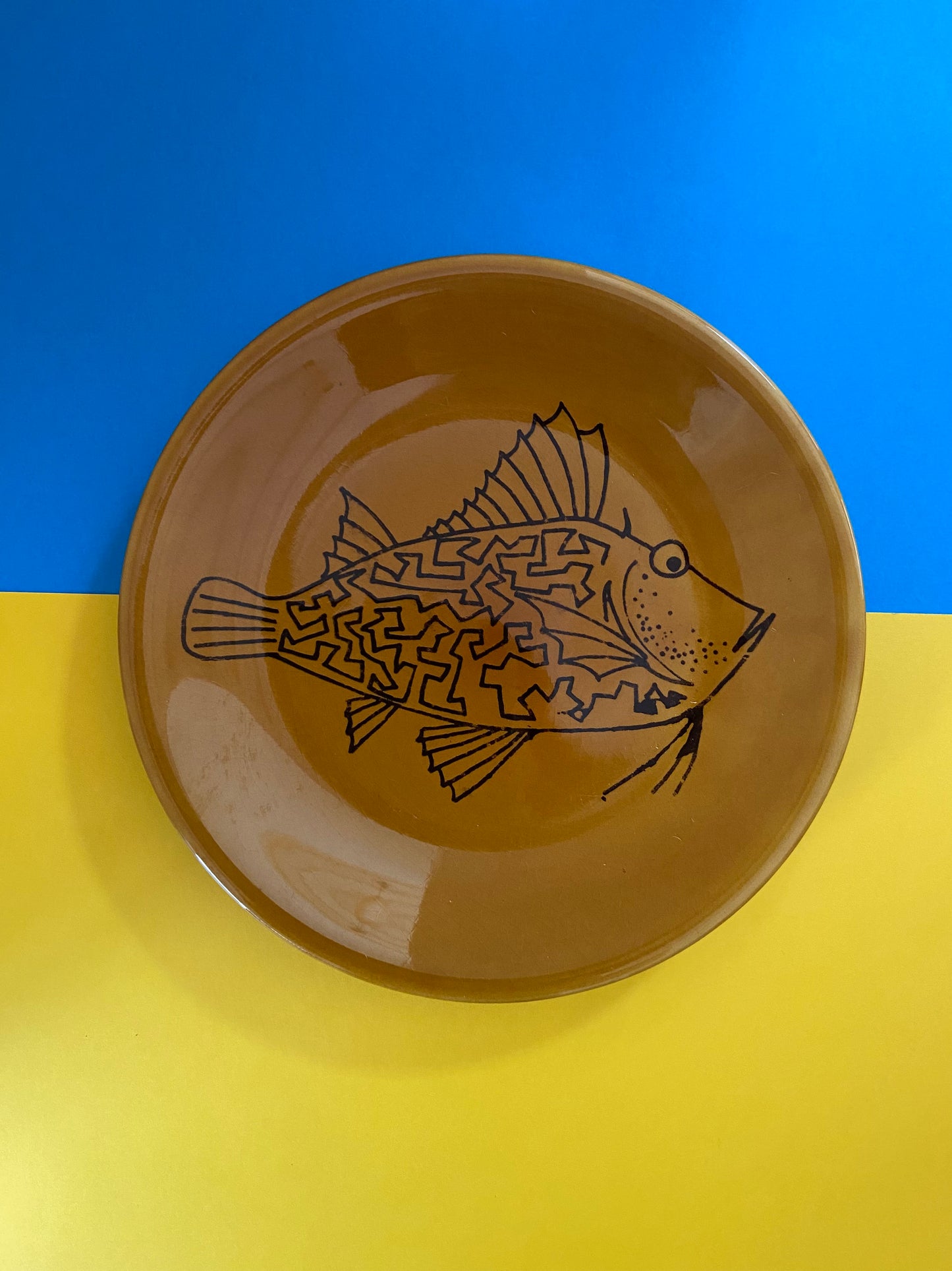 Flat plate with FUN FISH motif 1