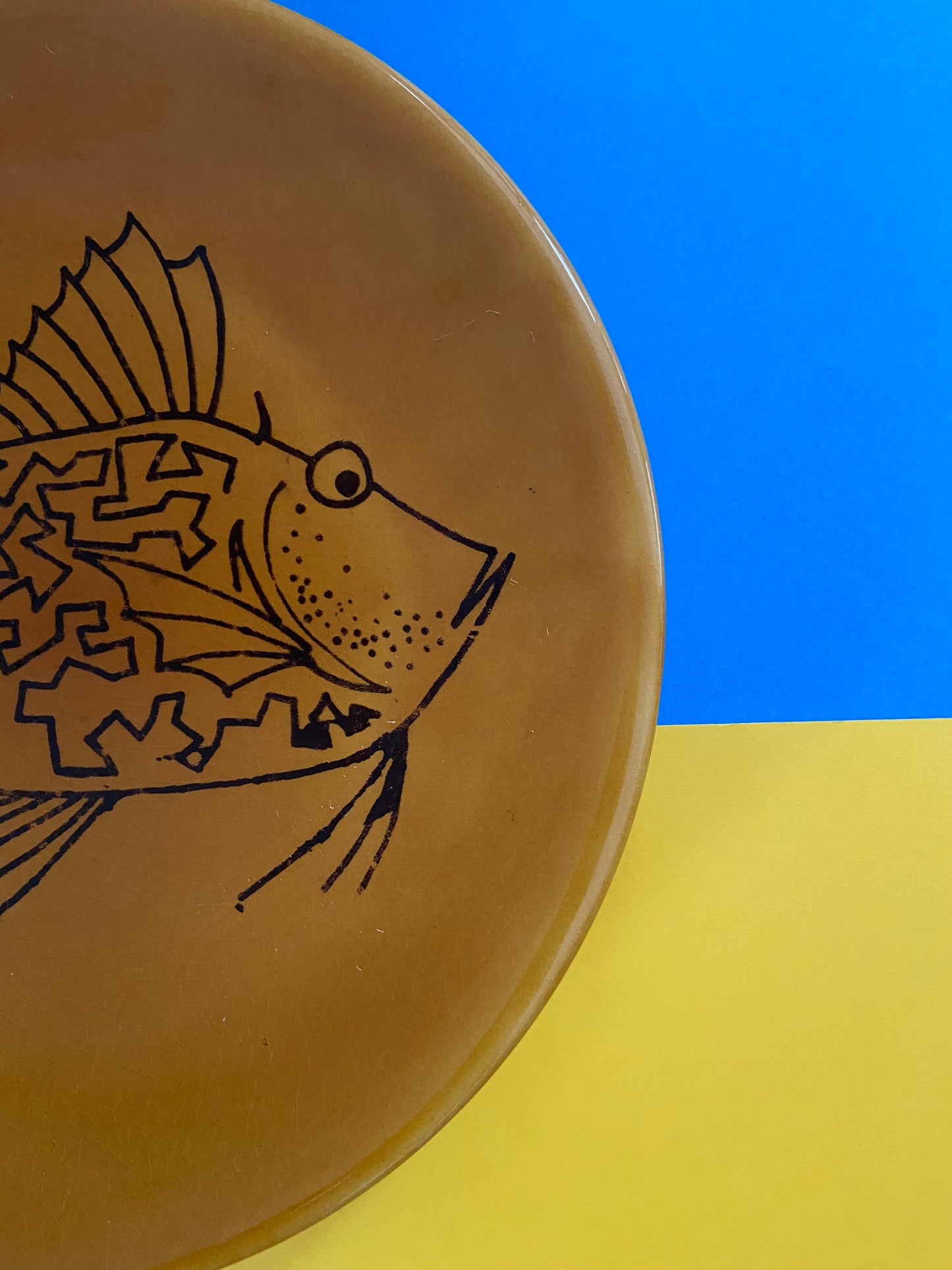 Flat plate with FUN FISH motif 1